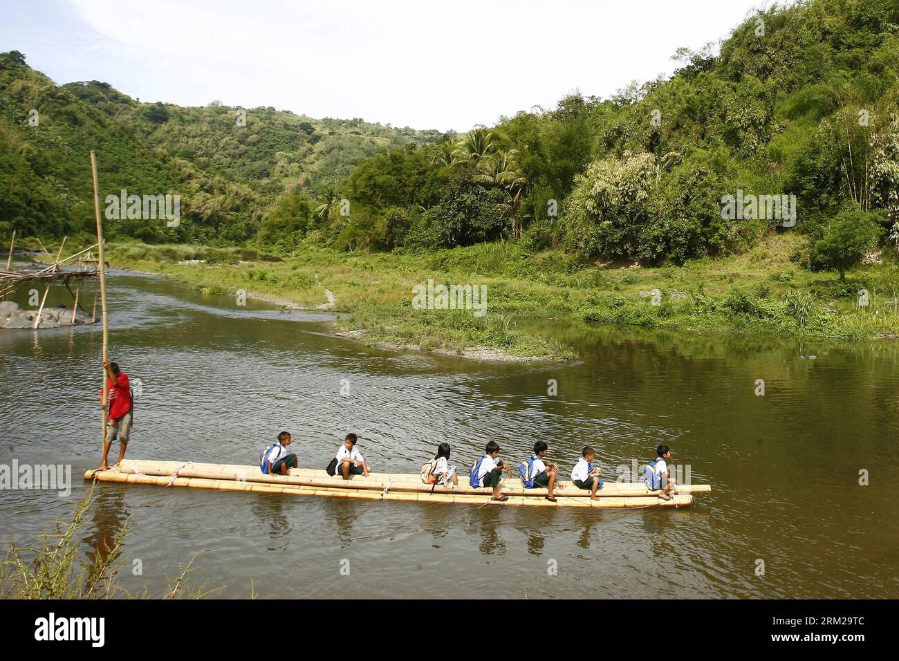 Bildnummer: 59753922 Datum: 03.06.2013 Copyright: imago/Xinhua (130603) -- PROVINCIA DI RIZAL, 3 giugno 2013 (Xinhua) -- gli studenti siedono su una zattera improvvisata mentre attraversano un fiume per il primo giorno di un nuovo semestre in una zona remota della provincia di Rizal, Filippine, 3 giugno 2013. Si prevede che circa 21 milioni di studenti dell'asilo, delle scuole elementari e superiori si raduneranno nelle scuole pubbliche del paese lunedì, mentre le lezioni saranno aperte per l'anno scolastico 2013-2014. (Xinhua/Rouelle Umali) (bxq) FILIPPINE-PROVINCIA DI RIZAL-PRIMO GIORNO DI SCUOLA PUBLICATIONxNOTxINxCHN Gesellschaft Einschulung Erster Schultag kurio Foto Stock