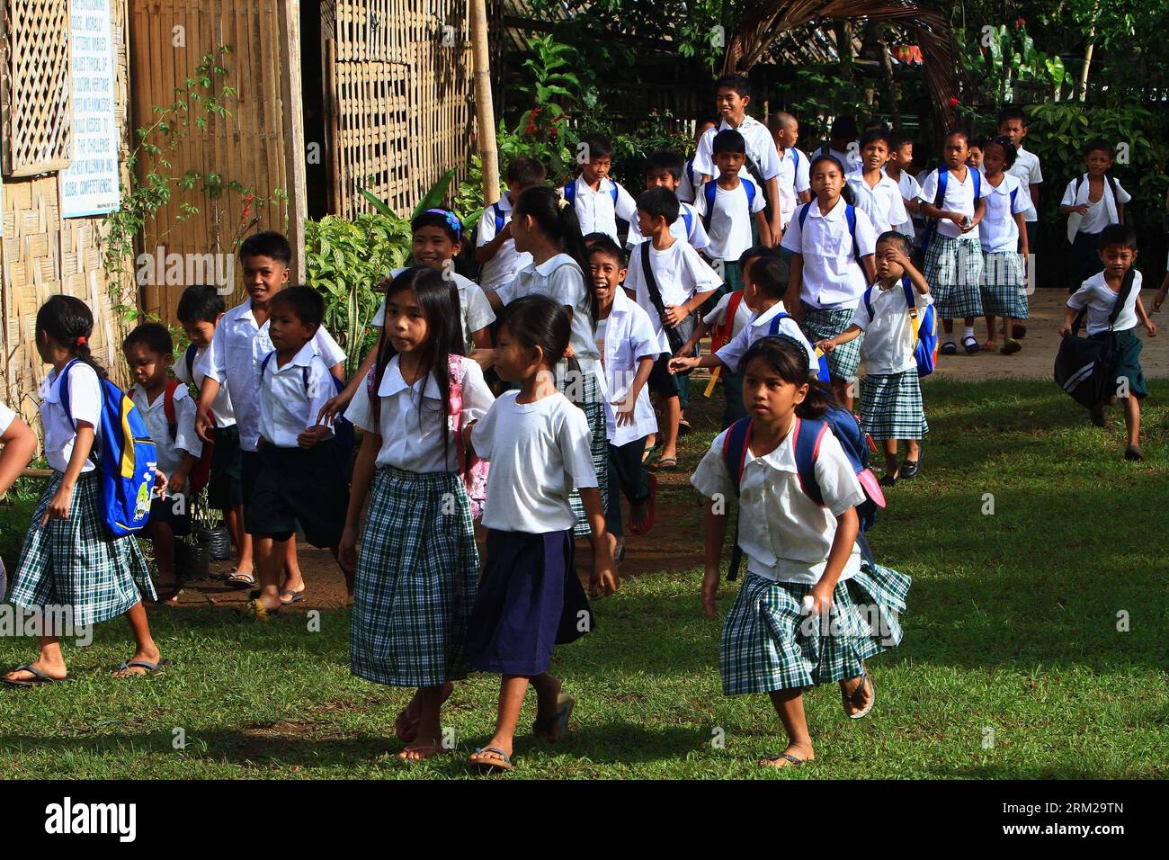 Bildnummer: 59753917 Datum: 03.06.2013 Copyright: imago/Xinhua (130603) -- PROVINCIA DI RIZAL, 3 giugno 2013 (Xinhua) -- gli studenti frequentano il primo giorno di un nuovo semestre in un'area remota nella provincia di Rizal, Filippine, 3 giugno 2013. Si prevede che circa 21 milioni di studenti dell'asilo, delle scuole elementari e superiori si raduneranno nelle scuole pubbliche del paese lunedì, mentre le lezioni saranno aperte per l'anno scolastico 2013-2014. (Xinhua/Rouelle Umali) (bxq) FILIPPINE-PROVINCIA DI RIZAL-PRIMO GIORNO DI SCUOLA PUBLICATIONxNOTxINxCHN Gesellschaft Einschulung Erster Schultag kurios Kind Schulkind Erstklaessler Schule Armut Foto Stock