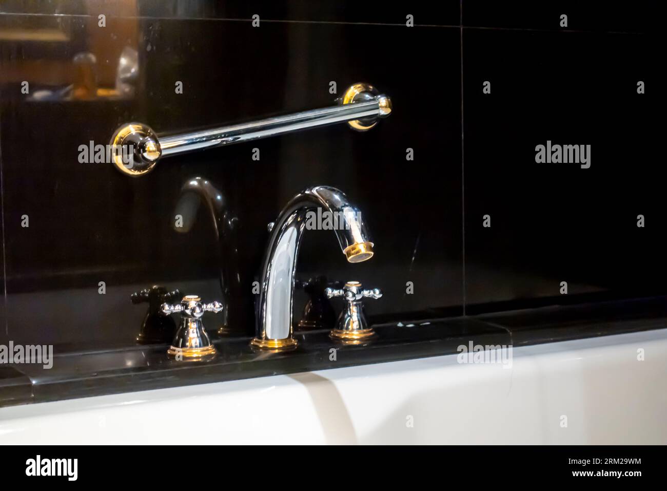 Miscelatore d'acqua di lusso, rubinetto nel bagno dell'hotel Foto Stock