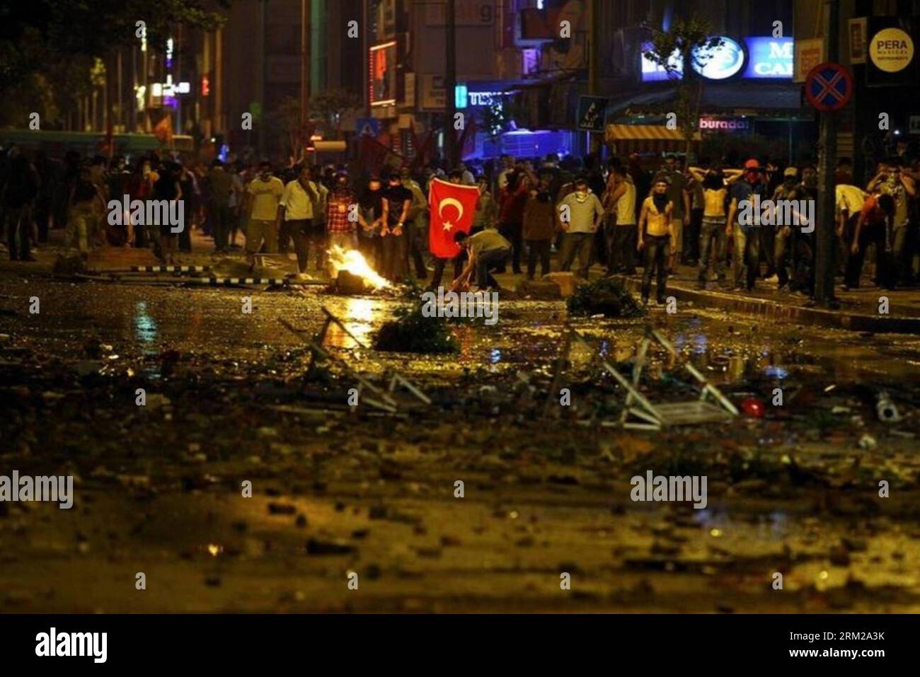 Bildnummer: 59756218 Datum: 02.06.2013 Copyright: imago/Xinhua prendere parte a una manifestazione contro la demolizione del Parco Taksim Gezi di Istanbul a Smirne, Turchia, 2 giugno 2013. Sono scoppiati scontri tra i manifestanti e la polizia quando migliaia di manifestanti hanno tenuto una manifestazione per protestare contro la demolizione del Parco Taksim Gezi di Istanbul nelle città di tutta la Turchia domenica. (Xinhua/NTV) (bxq) TURCHIA-PROTESTA-SCONTRI PUBLICATIONxNOTxINxCHN Politik Demo Protest Ausschreitungen Strassenschlacht premiumd x0x xmb 2013 quer 59756218 Data 02 06 2013 Copyright Imago XINHUA prendere parte a una dimostrazione contro il Foto Stock