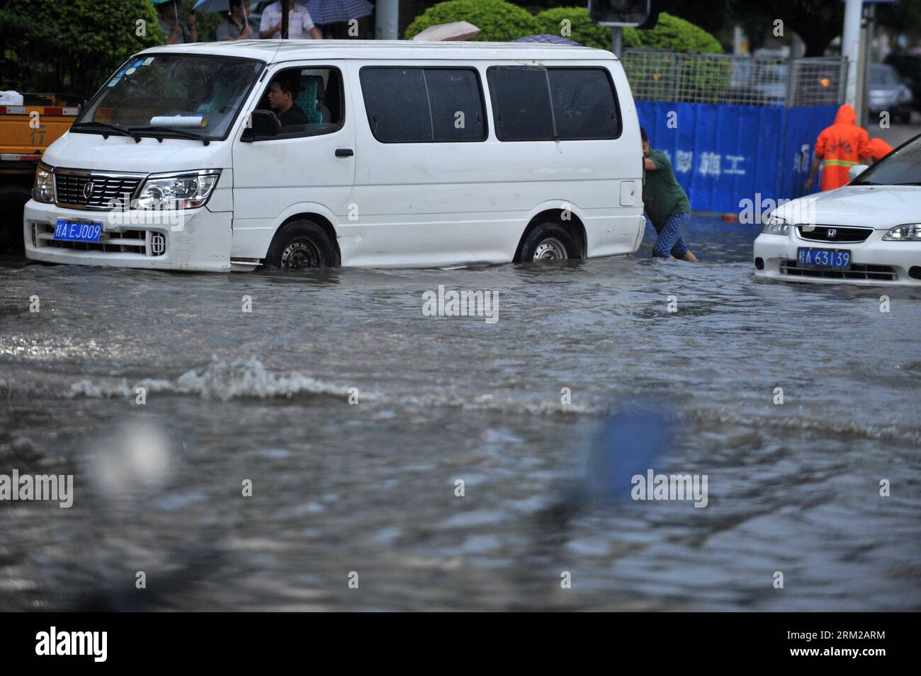 Bildnummer: 59765914 Datum: 04.06.2013 Copyright: imago/Xinhua (130604) -- NANNING, 4 giugno 2013 (Xinhua) -- Un uomo cerca di spingere un veicolo intrappolato nelle inondazioni nella città di Nanning, nella regione autonoma del Guangxi Zhuang, nel sud della Cina, 4 giugno 2013. Una forte pioggia ha colpito Nanning martedì, e le autorità meteorologiche locali hanno emesso un allarme arancione per le precipitazioni. La Cina ha un sistema di allarme a quattro colori per la forte pioggia, con il rosso il più grave, seguito da arancione, giallo e blu. (Xinhua/Zhou Hua) (hdt) CHINA-NANNING-WEATHER (CN) PUBLICATIONxNOTxINxCHN Gesellschaft Hochwasser x0x xsk 2013 quer prem Foto Stock