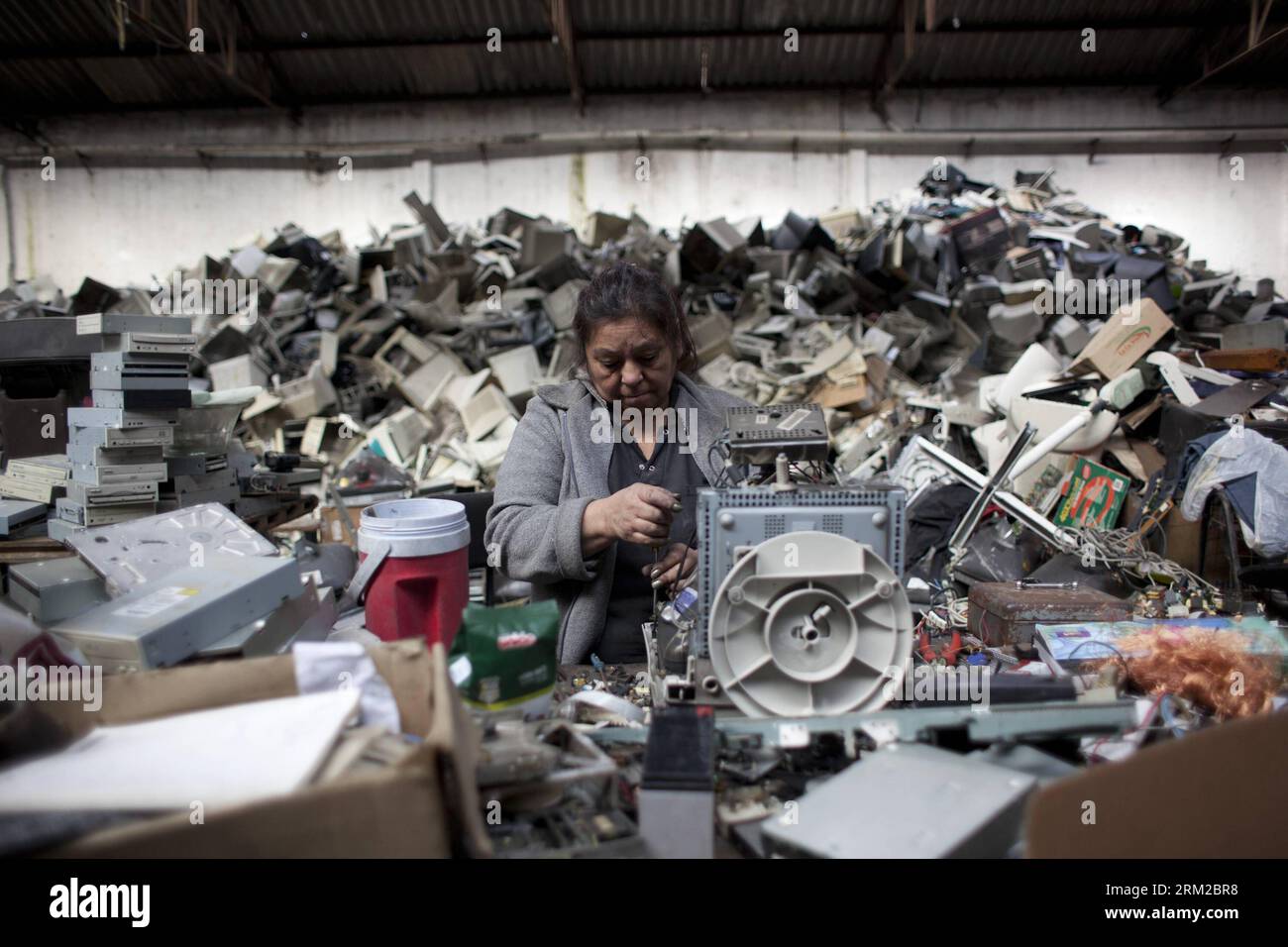 Bildnummer: 59781685 Datum: 05.06.2013 Copyright: imago/Xinhua DOCK sud, 5 giugno 2013 - Isabel, uno dei fondatori della cooperativa la Toma, che esegue il riciclaggio dei rifiuti elettronici, lavora su un monitor durante la giornata mondiale dell'ambiente, a Dock Sud, Argentina, il 5 giugno 2013. La cooperativa, creata nel 1972, dà lavoro a 20 persone a basso reddito, per lo più giovani. La giornata mondiale dell'ambiente si celebra ogni anno il 5 giugno per sensibilizzare i cittadini sulle questioni ambientali. (Xinhua/Martin Zabala) (mz) (da) (ce) ARGENTINA-MOLO sud-AMBIENTE DAY PUBLICATIONxNOTxINxCHN Gesellscha Foto Stock