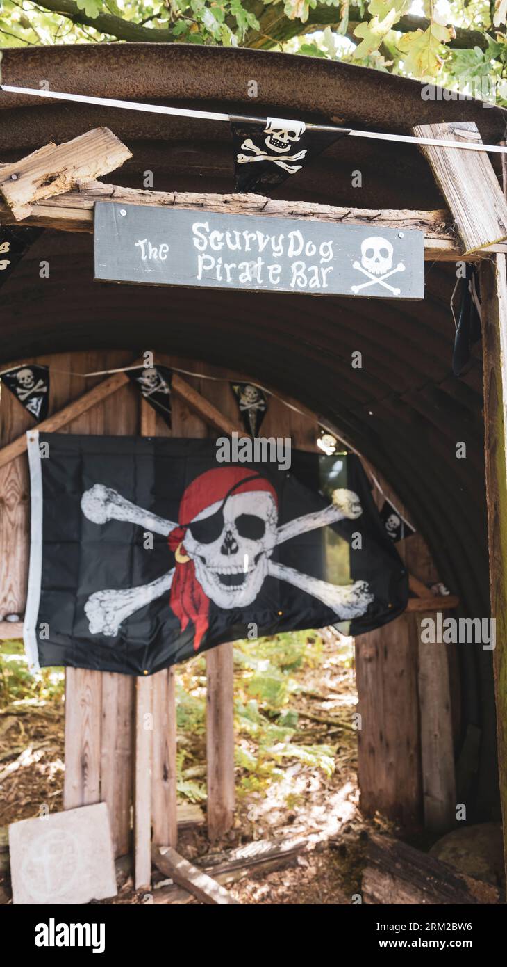 Una bandiera di cranio e ossa incrociate viene visualizzata sul bar mock-up nel mezzo dei boschi della Foresta di Thetford, Norfolk, Inghilterra, Regno Unito Foto Stock