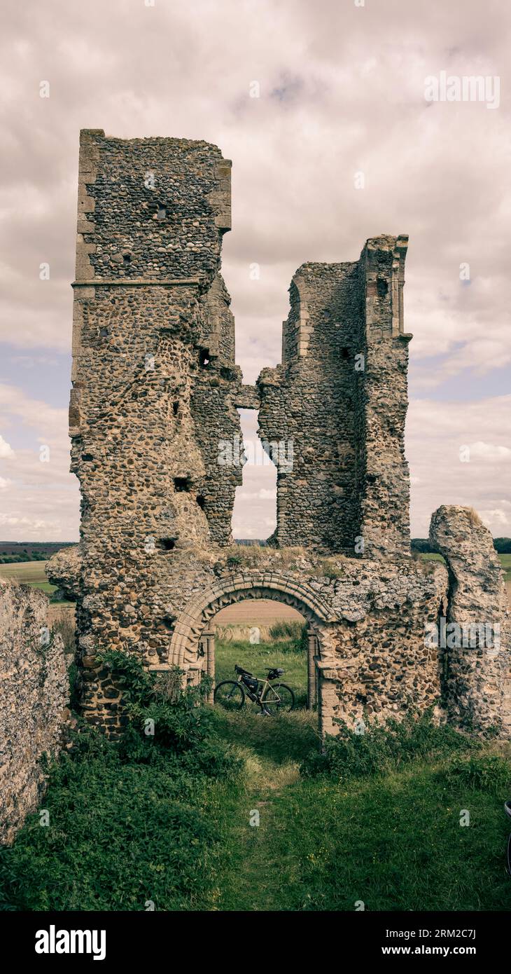Una bicicletta si trova nell'arco delle rovine della chiesa normanna di St James vicino a Kings Lynn nel Norfolk, Inghilterra, Regno Unito Foto Stock