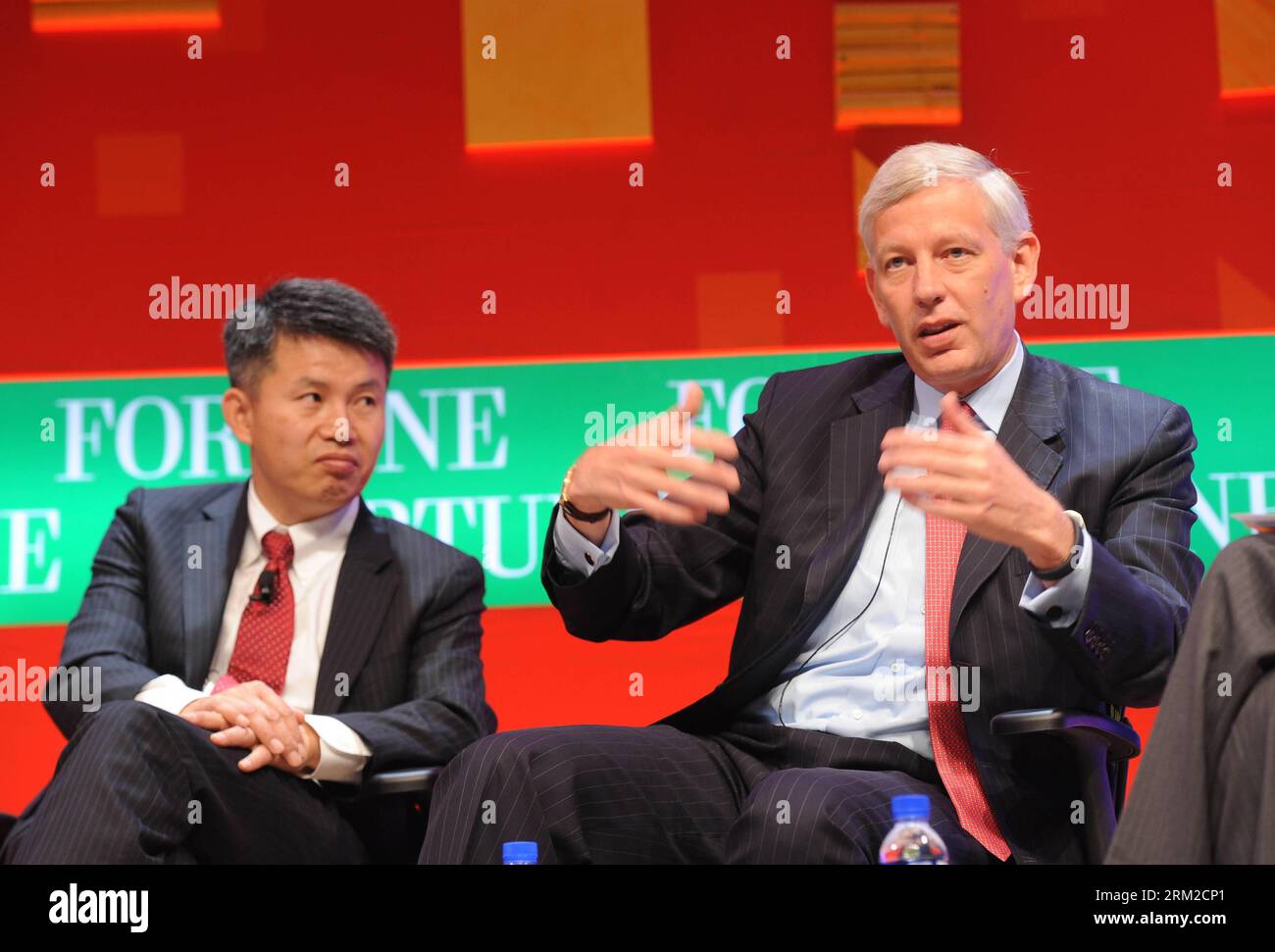 Bildnummer: 59788990 Datum: 07.06.2013 Copyright: imago/Xinhua (130607) -- CHENGDU, 7 giugno 2013 (Xinhua) -- Dominic Barton (R), amministratore delegato globale della McKinsey Company, parla alla discussione sull'economia in evoluzione della Cina durante il Fortune Global Forum 2013 a Chengdu, capitale della provincia del Sichuan della Cina sud-occidentale, 7 giugno 2013. (Xinhua/Xue Yubin) (cxy) CHINA-CHENGDU-FORTUNE GLOBAL FORUM-DISCUSSION (CN) PUBLICATIONxNOTxINxCHN People Politik Wirtschaft xsp x0x 2013 quer 59788990 Data 07 06 2013 Copyright Imago XINHUA Chengdu 7 giugno 2013 XINHUA Dominic Barton r Global Managing Direct Foto Stock