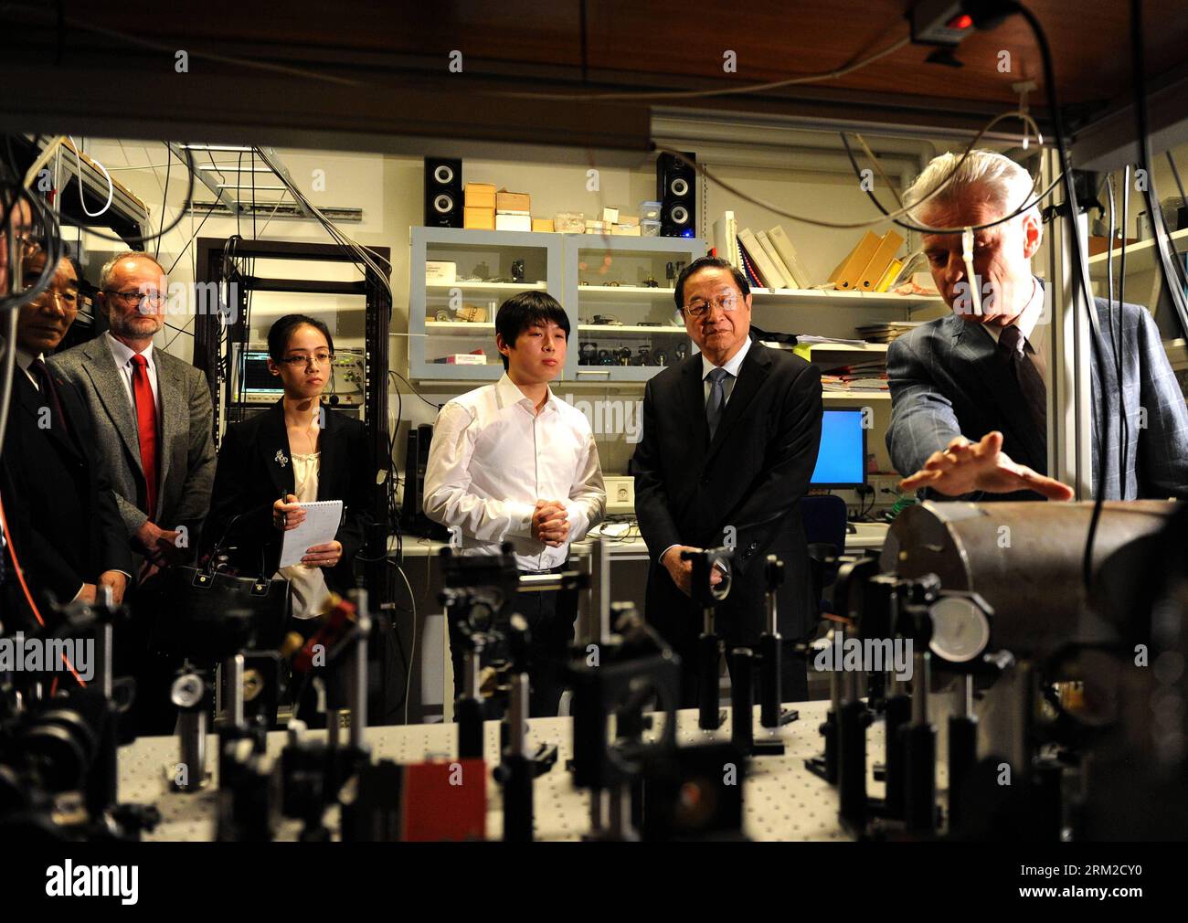 Bildnummer: 59789252 Datum: 07.06.2013 Copyright: imago/Xinhua (130607) -- COPENAGHEN, 7 giugno 2013 (Xinhua) -- Yu Zhengsheng (2nd R), presidente del Comitato Nazionale della Conferenza consultiva politica del popolo cinese, visita l'Istituto Niels Bohr a Copenaghen, Danimarca, 7 giugno 2013. Yu è in visita ufficiale in Danimarca dal 4 al 7 giugno. (Xinhua/Liu Jiansheng) (hdt) DANIMARCA-CINA-YU ZHENGSHENG-COPENHAGEN-VISIT PUBLICATIONxNOTxINxCHN people xas x0x 2013 quer 59789252 Data 07 06 2013 Copyright Imago XINHUA Copenhagen 7 giugno 2013 XINHUA Yu Zheng Sheng 2° r Presidente di Foto Stock