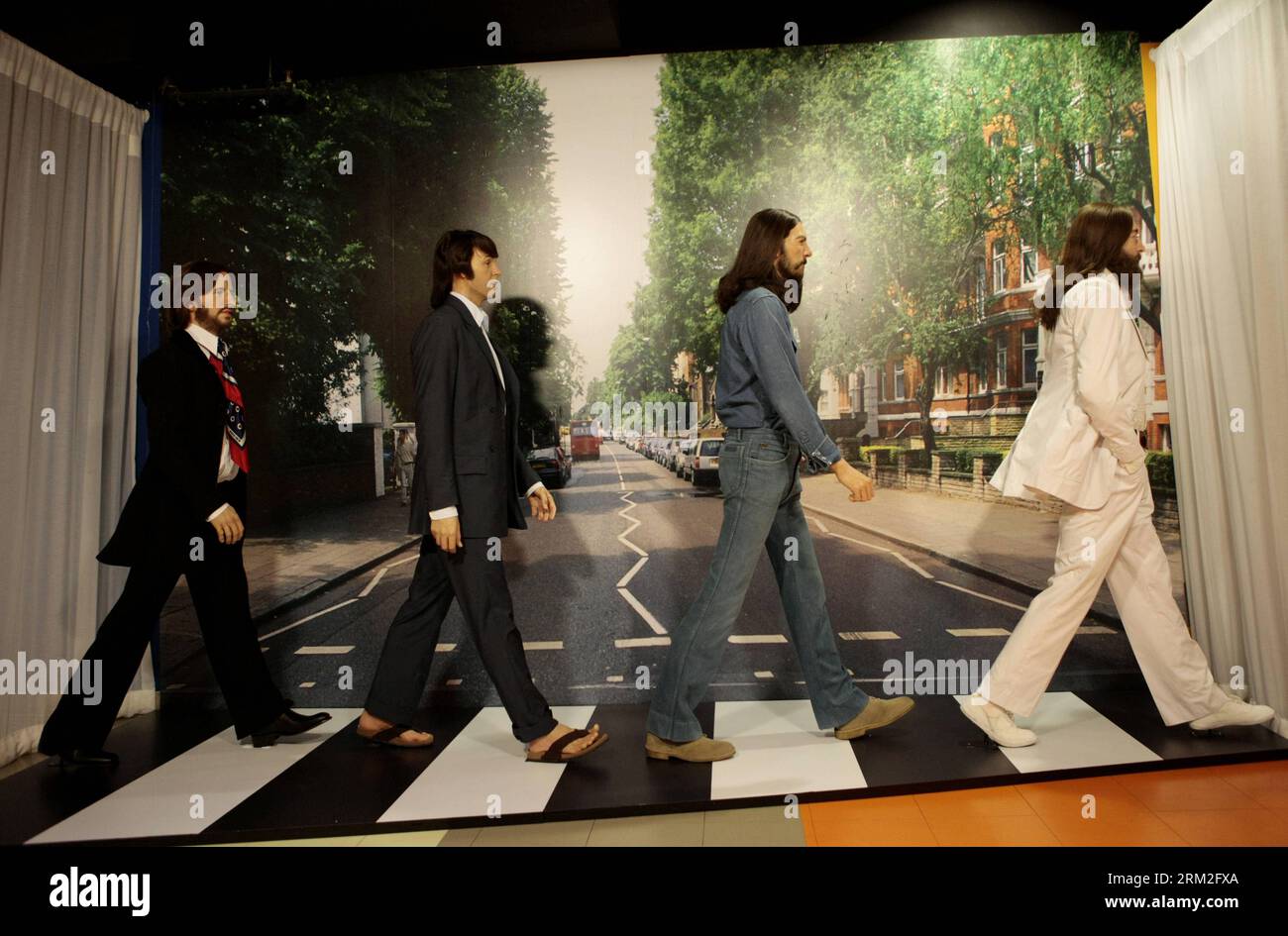 Bildnummer: 59820378 Datum: 12.06.2013 Copyright: imago/Xinhua le figure di cera dei Beatles sono esposte per celebrare il 50° anniversario del loro primo LP, al Madame Tussauds di Washington D.C., capitale degli Stati Uniti, 12 giugno 2013. (Xinhua/Fang Zhe) (zw) U.S.-WASHINGTON D.C.-BEATLES-WAX PUBLICATIONxNOTxINxCHN Gesellschaft Entertainment Wachsfigur Jubilaeum Beatles Premiumd x0x xrj 2013 quer 59820378 Data 12 06 2013 Copyright Imago XINHUA le statue di CERA dei Beatles sono esposte per celebrare il 50° anniversario del loro primo LP AL Madame Tussauds di Washington D C capitale dell'unità Foto Stock