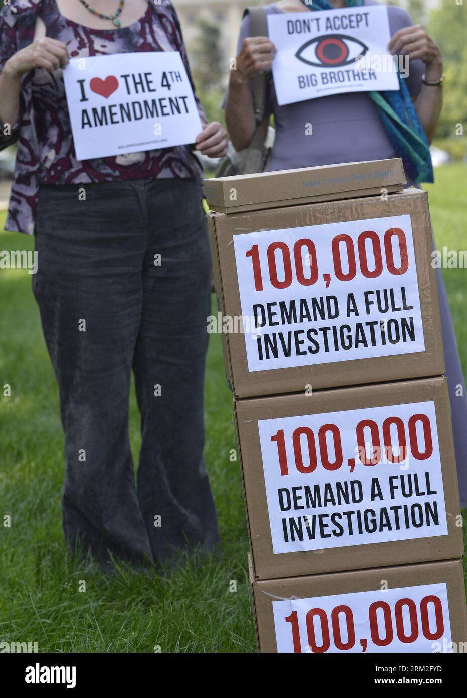 Bildnummer: 59820402 Datum: 12.06.2013 Copyright: imago/Xinhua attivisti manifestano durante un evento prima di consegnare 100.000 firme di petizione ai senatori degli Stati Uniti, chiedendo indagini, divulgazione e azione contro lo spionaggio di dragnet, a Capitol Hill a Washington D.C., capitale degli Stati Uniti, 12 giugno 2013. (Xinhua/Zhang Jun) U.S.-WASHINGTON D.C.-NSA-SPY-PETITION PUBLICATIONxNOTxINxCHN Politik Gesellschaft Demo Protest grande fratello staatliche Ueberwachung petizione x2x xrj 2013 hoch 59820402 Data 12 06 2013 Copyright gli attivisti Imago XINHUA manifestano durante a Event Before delive Foto Stock