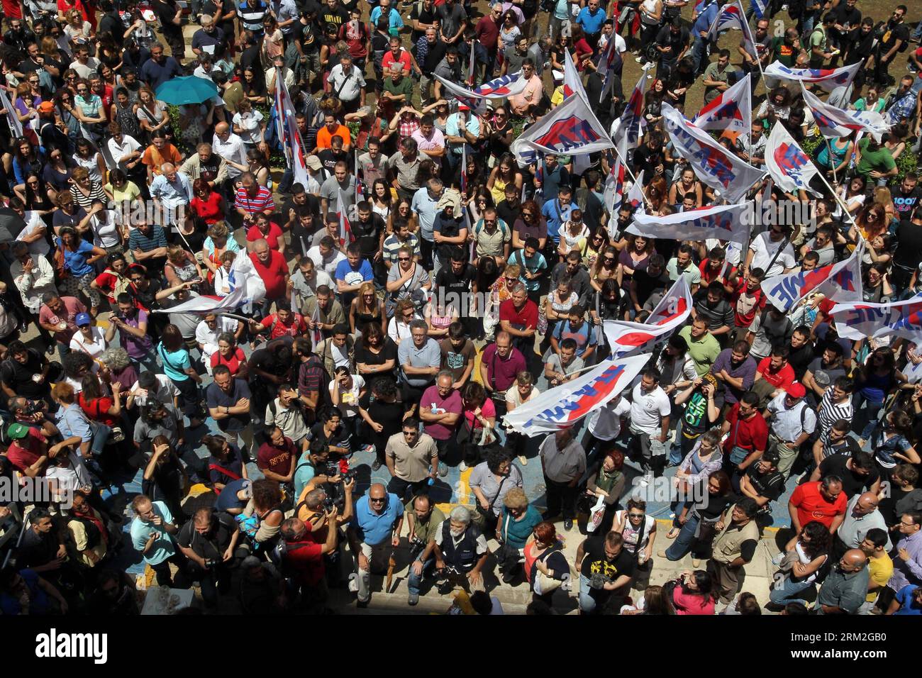 Bildnummer: 59829196 Datum: 13.06.2013 Copyright: imago/Xinhua (130614) -- ATENE, 2013 (Xinhua) -- manifestanti gridano slogan e tengono striscioni fuori dall'edificio della Hellenic Broadcasting Corporation (ERT) ad Atene il 13 giugno 2013 per protestare contro la chiusura dell'ERT. La Grecia è in balia di un nuovo sciopero generale di 24 ore giovedì, mentre i due principali sindacati di dipendenti del settore pubblico e privato ADEDY e GSEE protestano contro la decisione del governo di chiudere l'emittente radiofonica e televisiva pubblica Hellenic Broadcasting Corporation (ERT). (Xinhua/Marios Lolos) (zw) Foto Stock