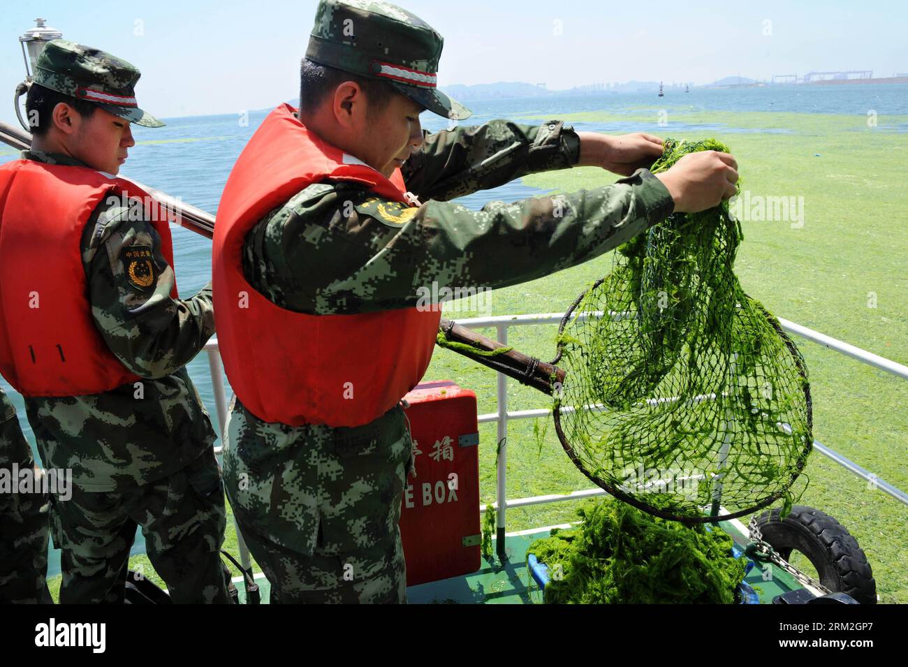 Bildnummer: 59833135 Datum: 14.06.2013 Copyright: imago/Xinhua (130614) -- QINGDAO, 14 giugno 2013 (Xinhua) -- i soldati controllano le alghe verdi nelle acque al largo della baia di Jiaozhou vicino alla città di Qingdao, provincia dello Shandong della Cina orientale, 14 giugno 2013. Negli ultimi giorni una massiccia marea verde di alghe ha colpito la spiaggia di Qingdao. (Xinhua/li Ziheng) (ry) CHINA-SHANDONG-QINGDAO-GREEN ALGAE (CN) PUBLICATIONxNOTxINxCHN xcb x2x 2013 quer o0 Grünalgen Grünalge Algen Alge Algenplage Meer Wasser 59833135 Data 14 06 2013 Copyright Imago XINHUA Qingdao giugno 14 2013 soldati XINHUA controllare le alghe verdi SUL Foto Stock