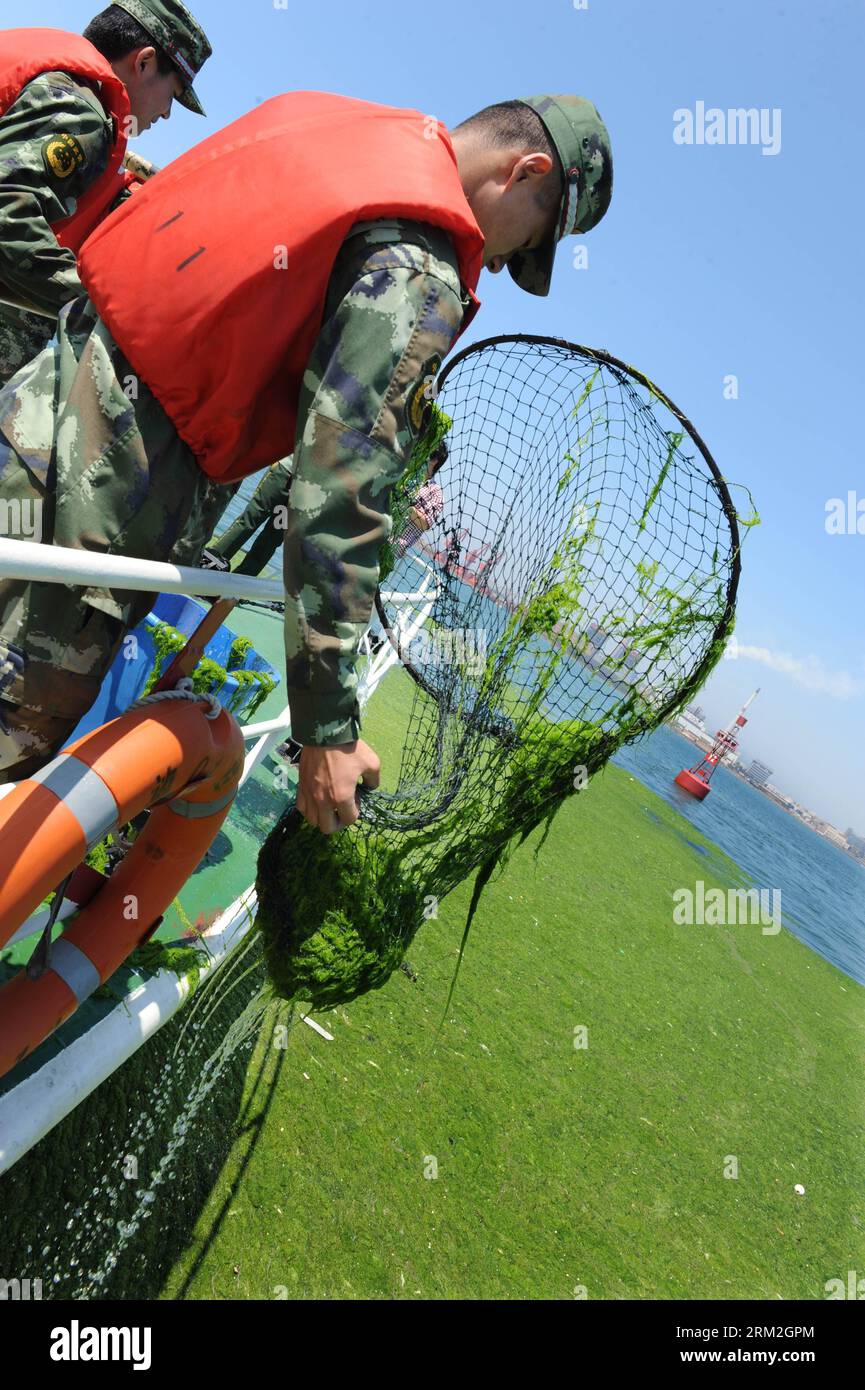 Bildnummer: 59833138 Datum: 14.06.2013 Copyright: imago/Xinhua (130614) -- QINGDAO, 14 giugno 2013 (Xinhua) -- i soldati controllano le alghe verdi nelle acque al largo della baia di Jiaozhou vicino alla città di Qingdao, provincia dello Shandong della Cina orientale, 14 giugno 2013. Negli ultimi giorni una massiccia marea verde di alghe ha colpito la spiaggia di Qingdao. (Xinhua/li Ziheng) (ry) CHINA-SHANDONG-QINGDAO-GREEN ALGAE (CN) PUBLICATIONxNOTxINxCHN xcb x2x 2013 hoch o0 Grünalgen Grünalge Algen Alge Algenplage Meer Wasser 59833138 Data 14 06 2013 Copyright Imago XINHUA Qingdao giugno 14 2013 soldati XINHUA controllare le alghe verdi SUL Foto Stock