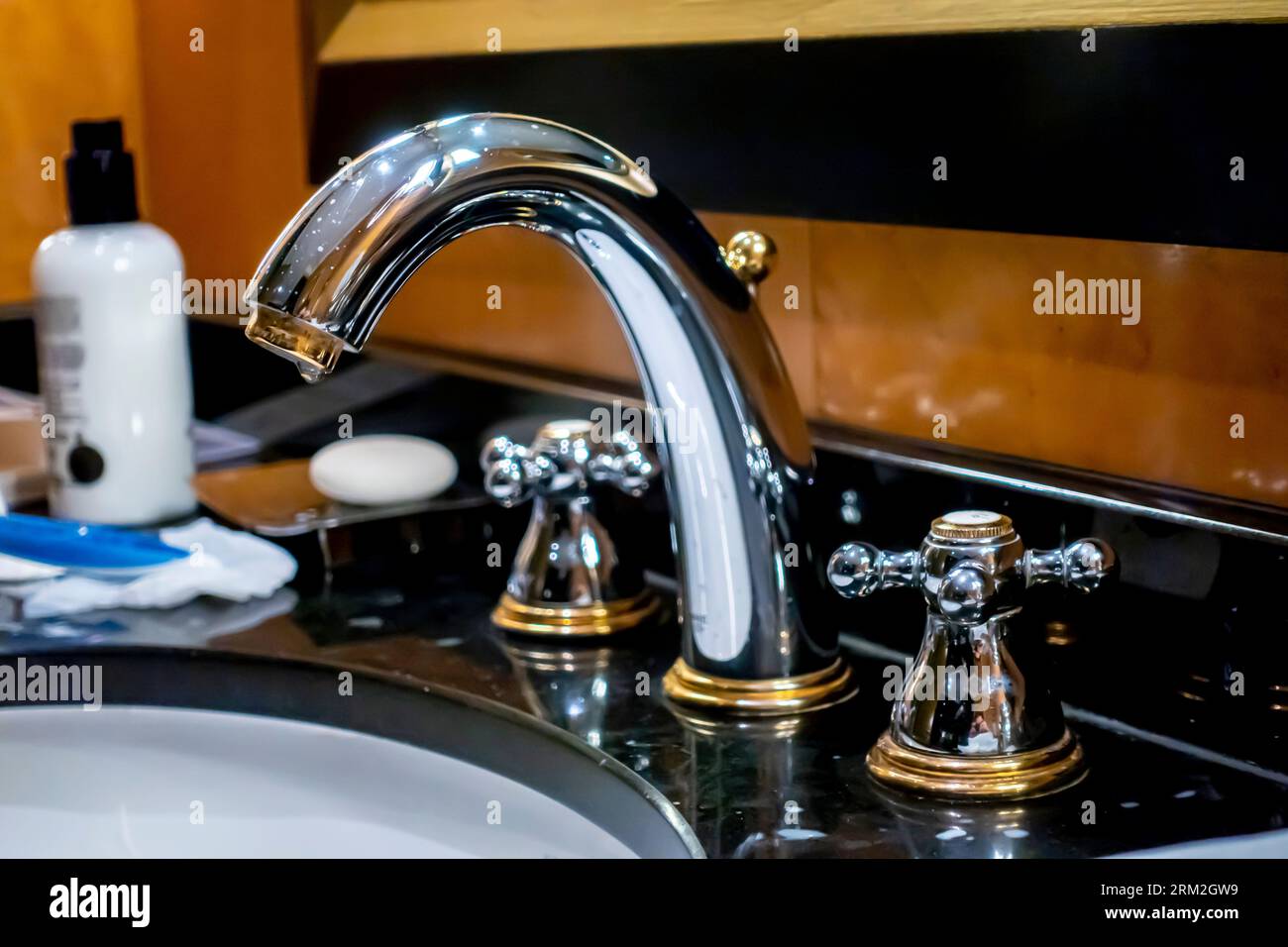Miscelatore d'acqua di lusso, rubinetto nel bagno dell'hotel Foto Stock