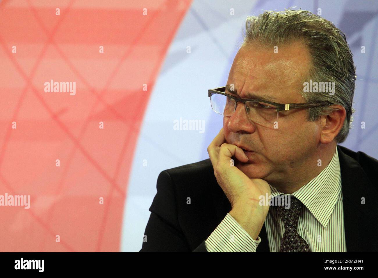 Bildnummer: 59836134 Datum: 14.06.2013 Copyright: imago/Xinhua (130614) -- ATENE, 14 giugno 2013 (Xinhua) -- Jean-Paul Philippot, presidente dell'Unione europea di radiodiffusione (EBU), partecipa a una conferenza stampa presso la sede dell'emittente televisiva e radiofonica greca (ERT) ad Atene, in Grecia, il 14 giugno 2013. L'intensa disputa sull'improvvisa decisione del governo greco di chiudere l'ERT martedì a mezzanotte è stata deferita ai tribunali venerdì, tra crescenti tensioni sulla prima grande ondata di licenziamenti nel settore pubblico del paese. (Xinhua/Marios Lolos) GRECIA-ATENE-EBU-ERT-SHUTDOWN Foto Stock