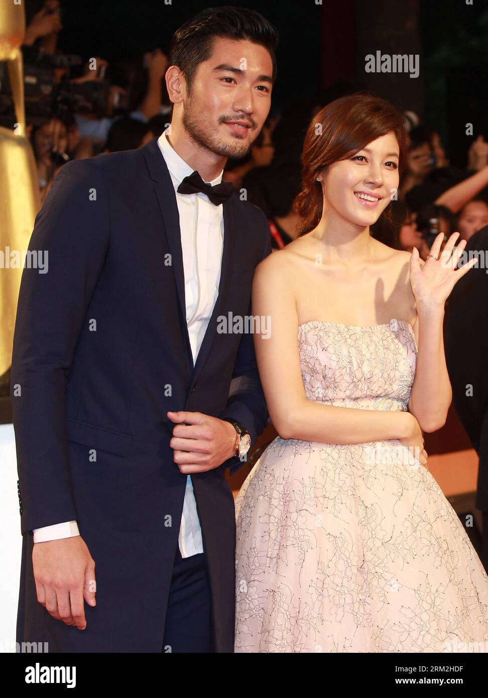 130615 -- SHANGHAI, 15 giugno 2013 Xinhua -- l'attrice Kim ha neul e l'attore Godfrey Gao posa sul tappeto rosso per la cerimonia di apertura del 16° Shanghai International Film Festival a Shanghai, Cina orientale, 15 giugno 2013. Xinhua/Pei Xin hdt CHINA-SHANGHAI-FILM FESTIVAL-OPEN CN PUBLICATIONxNOTxINxCHN Foto Stock