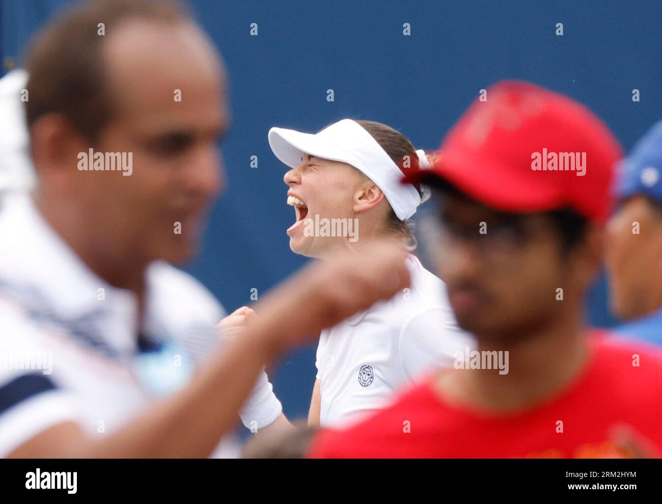 Flushing Meadow, dichiarato United. 26 agosto 2023. Vera Zvonareva celebra dopo il match point della sua partita di qualificazione femminile del terzo turno in campo 15 agli US Open Tennis Championships 2023 all'USTA Billie Jean King National Tennis Center sabato 26 agosto 2023 a New York City. Foto di John Angelillo/UPI Credit: UPI/Alamy Live News Foto Stock