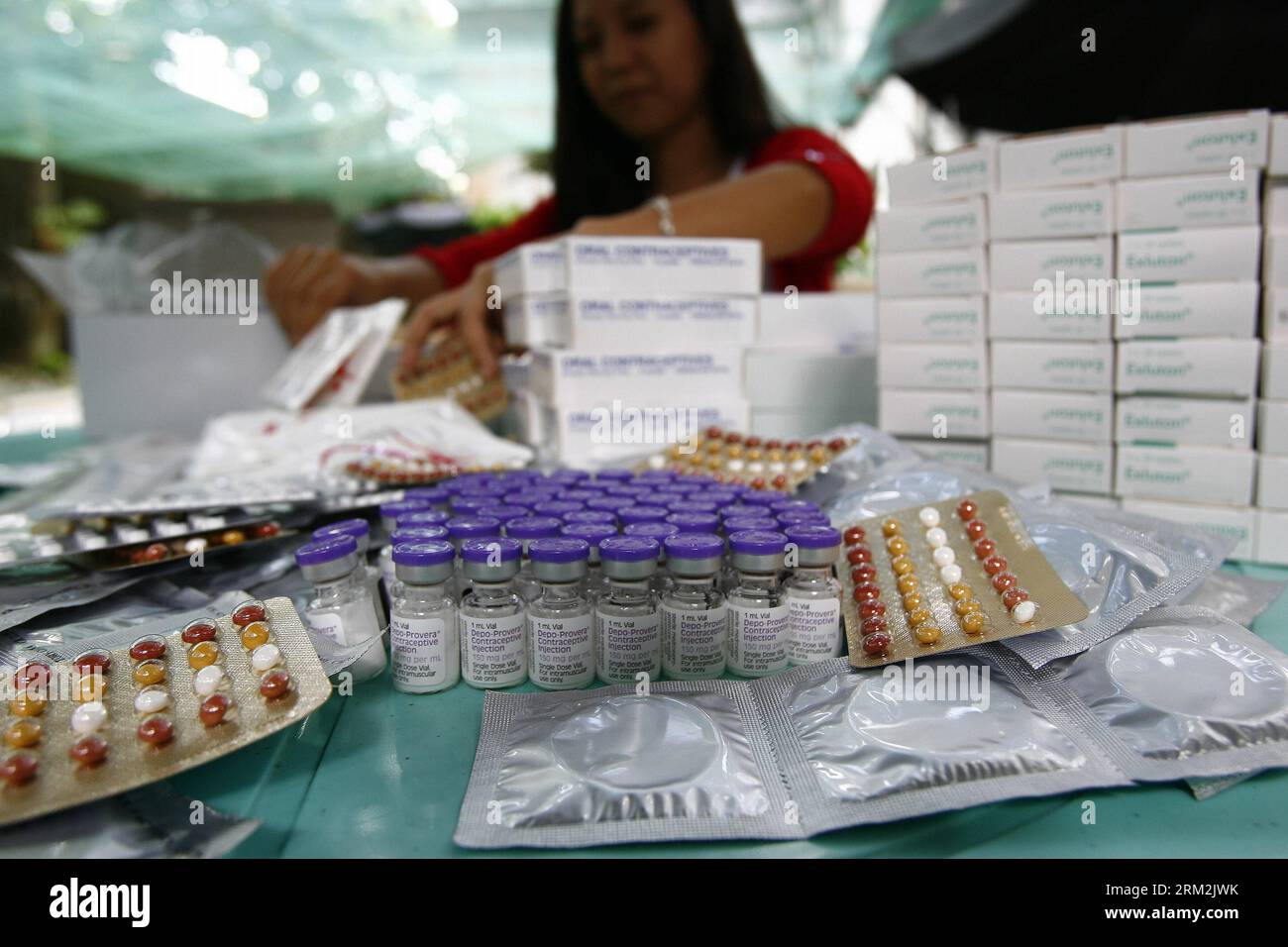 Bildnummer: 59852520 Datum: 18.06.2013 Copyright: imago/Xinhua (130618) -- QUEZON CITY, 18 giugno 2013 (Xinhua) -- Un volontario organizza contraccettivi a Quezon City, Filippine, 18 giugno 2013. La Corte Suprema filippina il 9 luglio terrà il suo argomento orale sulla validità della legge sulla salute riproduttiva che fornisce forniture e contraccettivi per la pianificazione familiare. (Xinhua/Rouelle Umali) (bxq) FILIPPINE-QUEZON CITY-REPRODUCTIVE HEALTH BILL PUBLICATIONxNOTxINxCHN Gesellschaft x2x xkg 2013 quer o0 Medikamente Pillen die Pille Verhütung Empfängnisverhütung Geburtenkontrolle 59852520 Data Foto Stock