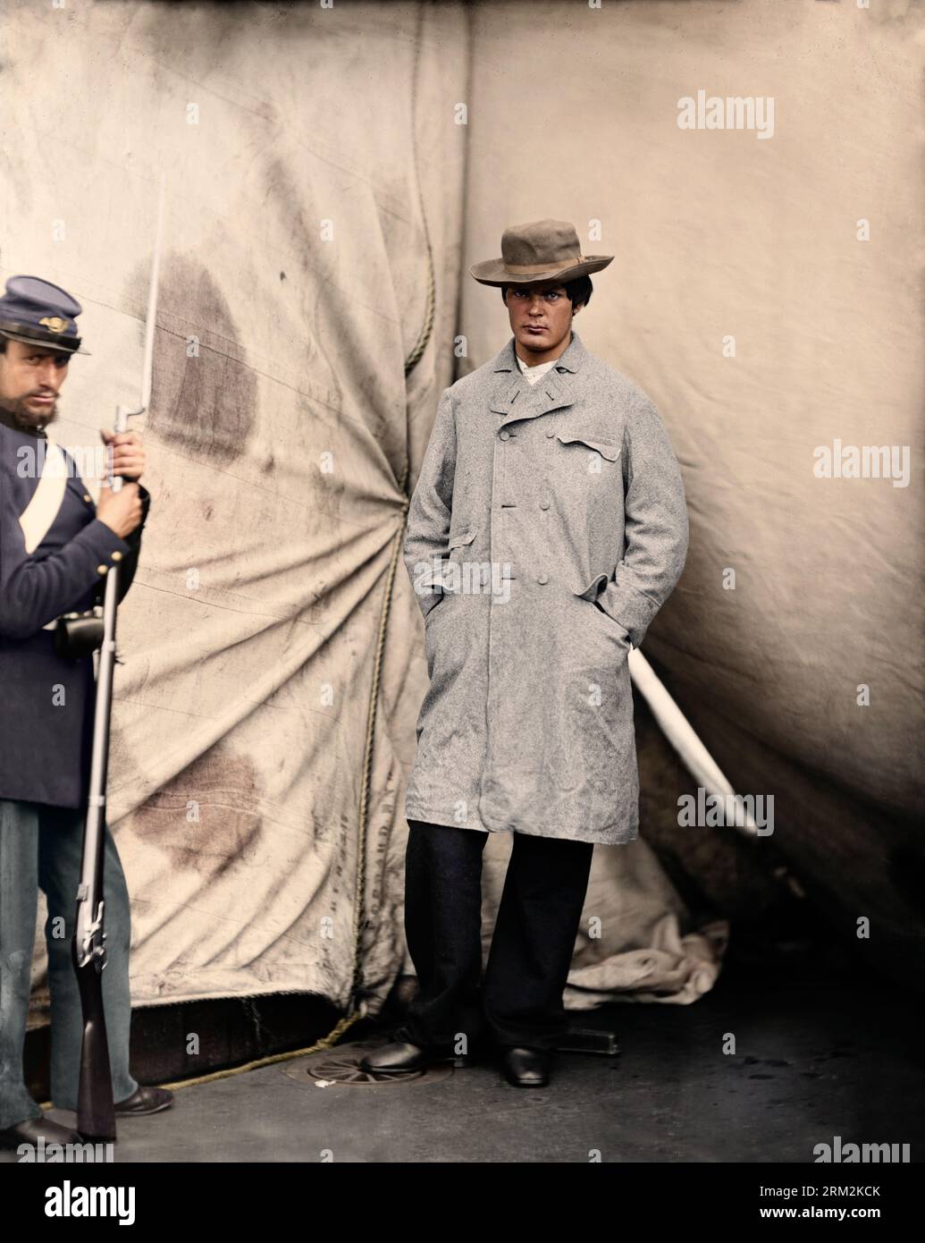 Lewis Payne, il cospiratore che ha attaccato il Segretario Seward, in piedi in cappotto e cappello. Washington Navy Yard, D.C. 1865. Nota: I soldati hanno ragione bo Foto Stock