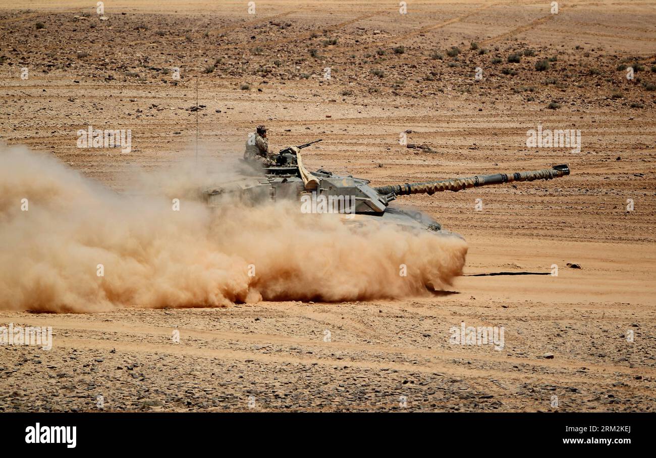 Bildnummer: 59869786 Datum: 19.06.2013 Copyright: imago/Xinhua (130619) -- AQABA, 19 giugno 2013 (Xinhua) -- Un carro armato statunitense partecipa all'esercitazione militare Eager Lion, nella città di Quweira, 290 km a sud di Amman, Giordania, 19 giugno 2013. L'esercizio di 12 giorni prevede manovre combinate in aria, terra e mare attraverso la Giordania. Insieme alla Giordania e agli Stati Uniti, l'esercitazione riunisce circa 8.000 persone provenienti da 19 nazioni arabe ed europee per addestrarsi sulla sicurezza delle frontiere, la guerra irregolare, l'anti-terrorismo e la lotta all'insurrezione. (Xinhua/Mohammad Abu Ghosh) ESERCITAZIONI MILITARI GIORDANIA-AQABA PUBLICATIONxNOTxIN Foto Stock