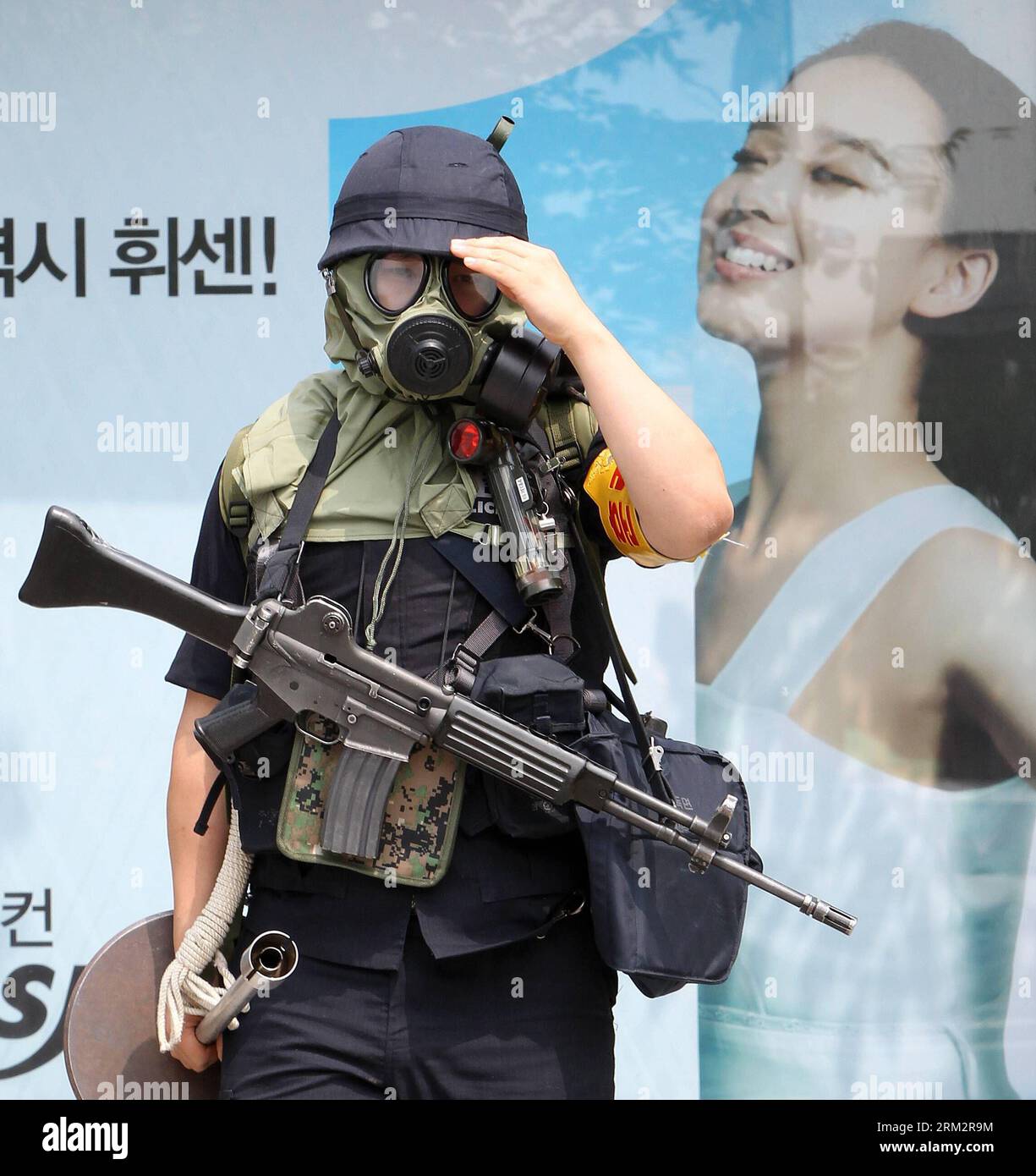 Bildnummer: 59899245 Datum: 25.06.2013 Copyright: imago/Xinhua (130625) - SEOUL, 25 giugno 2013 (Xinhua) - Un poliziotto prende parte a un'esercitazione anti-terrorismo chimico a Seoul, Corea del Sud, 25 giugno 2013. Le missioni militari, di polizia e governative sudcoreane hanno partecipato all'esercitazione antiterrorismo, parte dell'addestramento annuale, Hwarang Drill. (Xinhua/Park Jin-hee) (zhf) COREA DEL SUD-SEOUL-ESERCITAZIONE DI ATTACCO TERRORISTICO ANTICHIMICO PUBLICATIONxNOTxINxCHN Gesellschaft Polizei Übung Antiterroreinheit Anti Terror Südkorea Übung x0x xsk 2013 quadrat kurios Komik 59899245 Data 25 06 2013 Copia Foto Stock