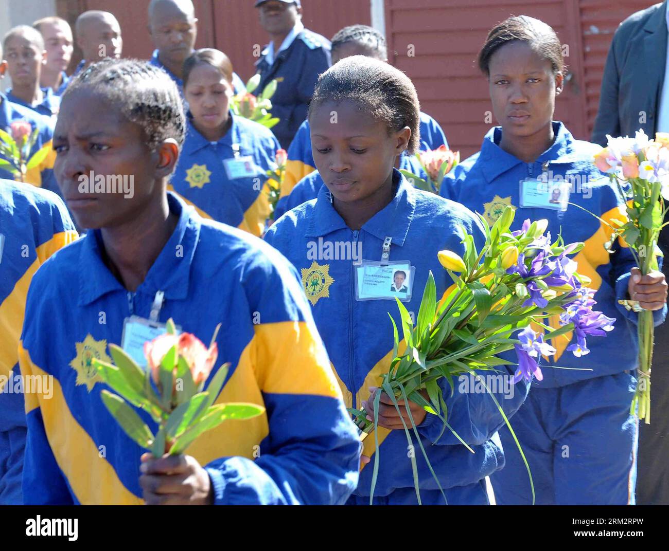 Bildnummer: 59900842 Datum: 25.06.2013 Copyright: imago/Xinhua (130625) -- PRETORIA, 25 giugno 2013 (Xinhua) -- gli agenti di polizia presentano fiori all'ex presidente sudafricano Nelson Mandela fuori dall'ospedale dove Mandela viene curato a Pretoria, in Sudafrica, il 25 giugno 2013. Lunedì i sudafricani hanno trattenuto il fiato sulla salute dell'ex presidente Nelson Mandela, che si è deteriorata da grave a critica. Mandela, 94 anni, è stato ricoverato in ospedale per un problema polmonare ricorrente dall'8 giugno. (Xinhua/li Qihua) (lr) SUDAFRICA-PRETORIA-NELSON MANDELA-FLOWER PRESENTA PUBLICATIONxNO Foto Stock