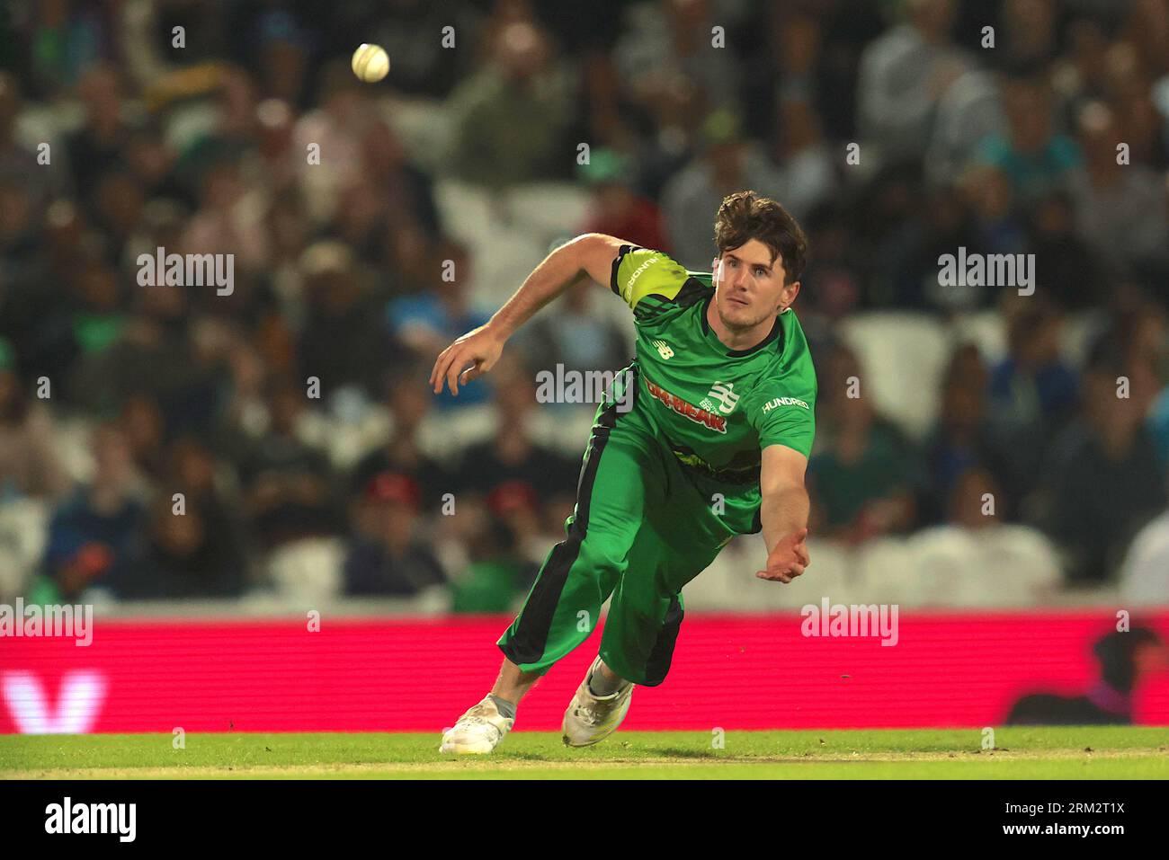 Londra, Regno Unito. 26 agosto 2023. George Garton di Southern Brave non riesce a farsi prendere e battere mentre i Manchester Originals affrontano il Southern Brave in The Hundred men's eliminator al Kia Oval. Credito: David Rowe/Alamy Live News Foto Stock