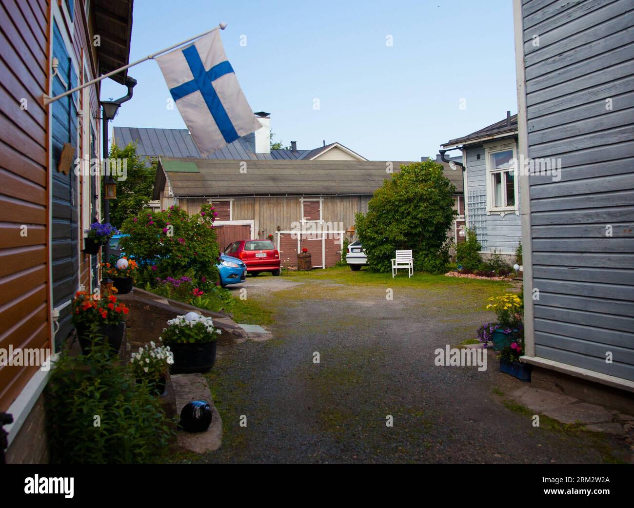 Bildnummer: 59903494 Datum: 23.06.2013 Copyright: imago/Xinhua Photo taken on June 23, 2013 shows a Courtyard in Old Rauma, Finlandia. Situata sul Golfo di Botnia, nel sud-ovest della Finlandia, Old Rauma è la più grande città storica in legno dei paesi nordici, con un'area di 28 ettari e 600 edifici. Costruito intorno a un monastero francescano, dove si trova ancora la chiesa della Santa Croce della metà del XV secolo, è un eccezionale esempio di un'antica città nordica costruita con boschi. Sebbene devastato dal fuoco alla fine del XVII secolo, ha conservato il suo aspetto antico. Il vecchio Rauma e' stato scritto Foto Stock