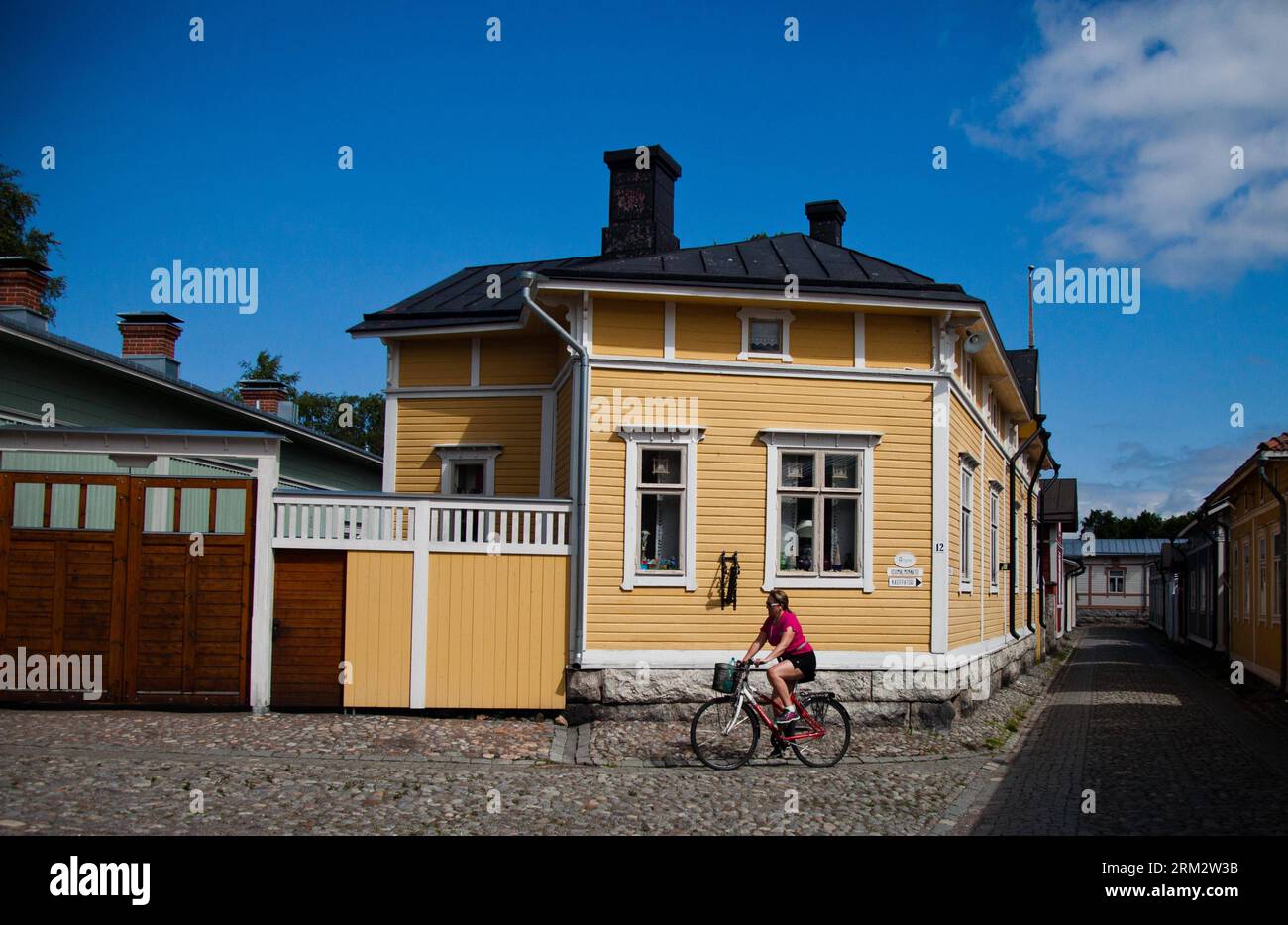 Bildnummer: 59903500 Datum: 23.06.2013 Copyright: imago/Xinhua Photo taken on June 23, 2013 shows Wooden Buildings in Old Rauma, Finlandia. Situata sul Golfo di Botnia, nel sud-ovest della Finlandia, Old Rauma è la più grande città storica in legno dei paesi nordici, con un'area di 28 ettari e 600 edifici. Costruito intorno a un monastero francescano, dove si trova ancora la chiesa della Santa Croce della metà del XV secolo, è un eccezionale esempio di un'antica città nordica costruita con boschi. Sebbene devastato dal fuoco alla fine del XVII secolo, ha conservato il suo aspetto antico. Il vecchio Rauma era inscr Foto Stock