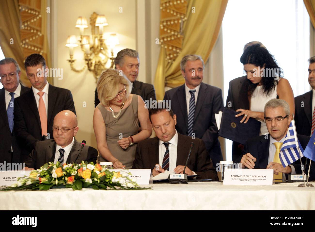 Bildnummer: 59910082 Datum: 26.06.2013 Copyright: imago/Xinhua ATENE, 26 giugno 2013 - il ministro greco delle finanze Yannis Stournaras (C) e il vice ministro dell'ambiente, dell'energia e del cambiamento climatico Asimakis Papageorgiou (R) e del gasdotto Trans Adriatic (TAP) l'amministratore delegato Kjetil Tungland (L) firmano l'accordo governativo ospitante ad Atene il 26 giugno 2013. Mercoledì la Grecia ha firmato l'accordo governativo di accoglienza per il progetto TAP gas naturale come annuncio ufficiale sulla scelta dell'Azerbaigian per il percorso di trasporto del gas naturale verso l'Europa occidentale, prevista per il 28 giugno. (Xinhua) (zw) GRECIA-GASDOTTO- Foto Stock