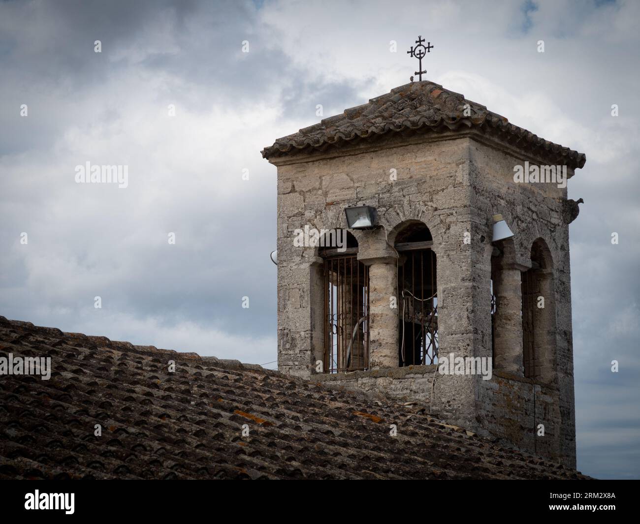 Vecchio campanile della chiesa di Afytos in Grecia. Chiesa greco-ortodossa. Patrimonio architettonico Foto Stock