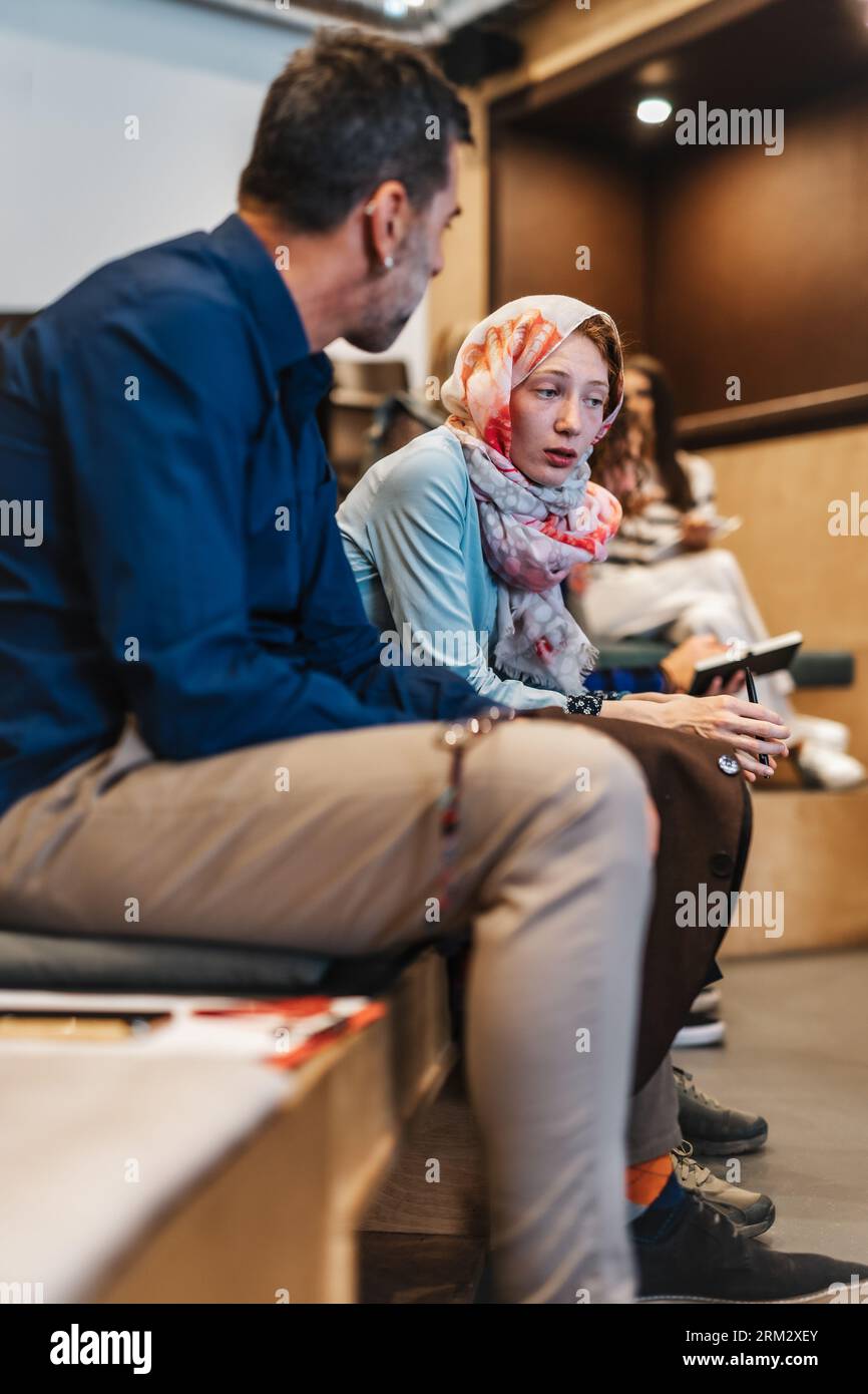 Due anni diversi colleghi aziendali discutono e pianificano il loro prossimo progetto in ufficio Foto Stock