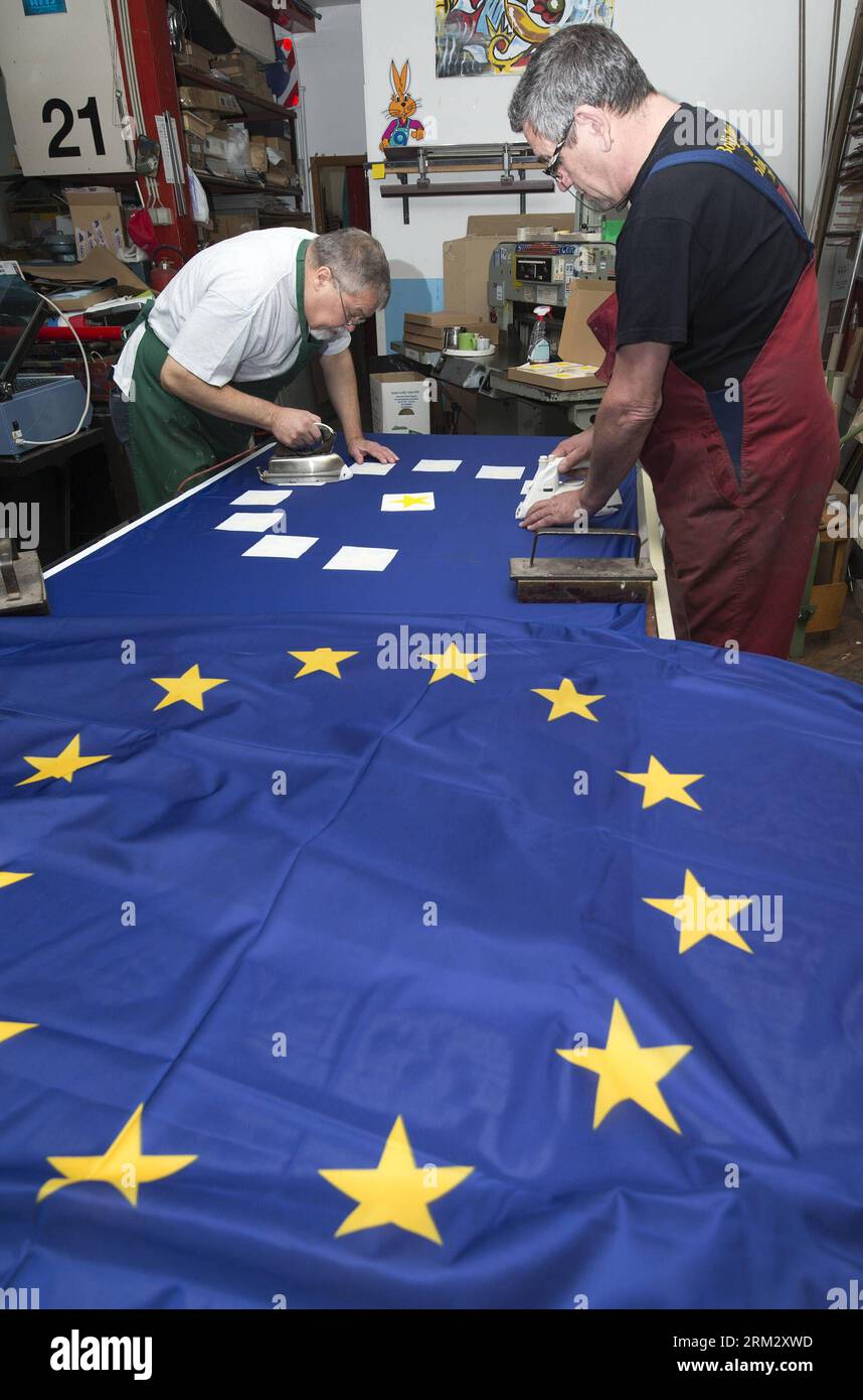 Bildnummer: 59914094 Datum: 28.06.2013 Copyright: imago/Xinhua (130628) -- ZAGABRIA, 28 giugno 2013 (Xinhua) -- i lavoratori della Cvirn Printing Company fanno bandiere dell'UE per la celebrazione dell'ingresso della Croazia nell'UE a Zagabria, capitale della Croazia, 28 giugno 2013. La Croazia diventerà il 28° stato membro dell'Unione europea il 1° luglio 2013. (Xinhua/Miso Lisanin)(bxq) CROAZIA-ZAGABRIA-EU FLAG PUBLICATIONxNOTxINxCHN Politik Gesellschaft Fahne EU xcb x0x 2013 hoch Aufmacher Premiumd 59914094 Data 28 06 2013 Copyright Imago XINHUA Zagabria giugno 28 2013 XINHUA Workers of Printing Company Make EU Flags for Croati Foto Stock