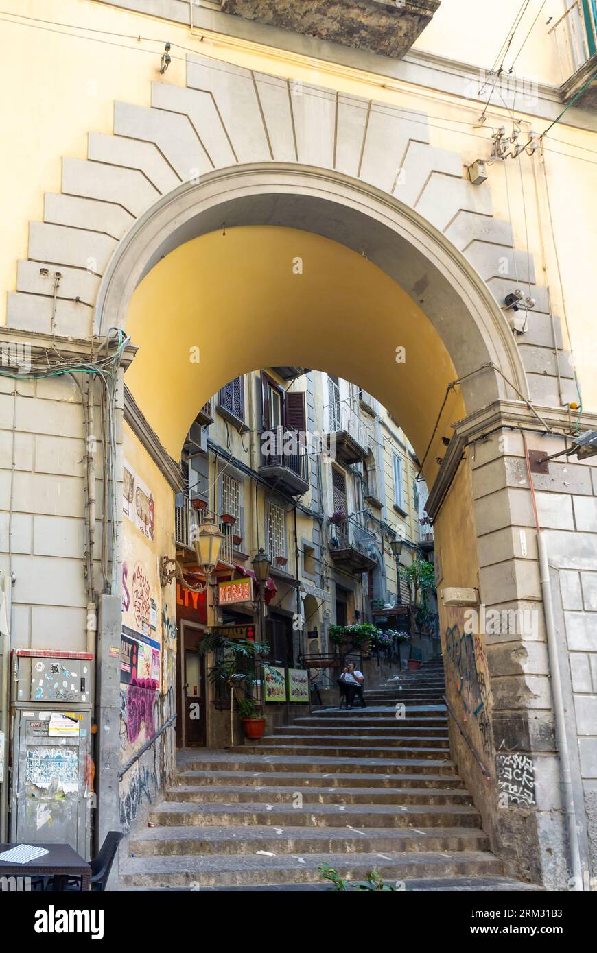 Napoli, Italia, Vicoletto S. Arpino è una strada che si allontana da via Chiaia. Foto Stock