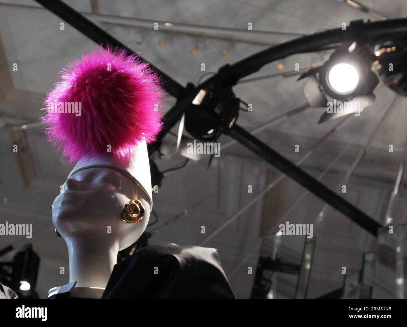 Bildnummer: 59927275 Datum: 01.07.2013 Copyright: imago/Xinhua la foto scattata il 1° luglio 2013 mostra una creazione dello stilista francese Christian Lacroix per la casa di moda italiana Elsa Schiaparelli a Parigi, Francia. (Xinhua/Gao Jing) (dzl) FRANCE-PARIS-FASHION-HAUTE COUTURE-SCHIAPARELLI PUBLICATIONxNOTxINxCHN Kultur Entertainment Mode Modewoche Modenschau xas x0x 2013 quer premiumd 59927275 Data 01 07 2013 Copyright Imago XINHUA la foto scattata IL 1 luglio 2013 mostra una creazione dei designer di moda francesi Christian Lacroix per la Casa di moda italiana Elsa Schiaparelli a Parigi Francia XINH Foto Stock