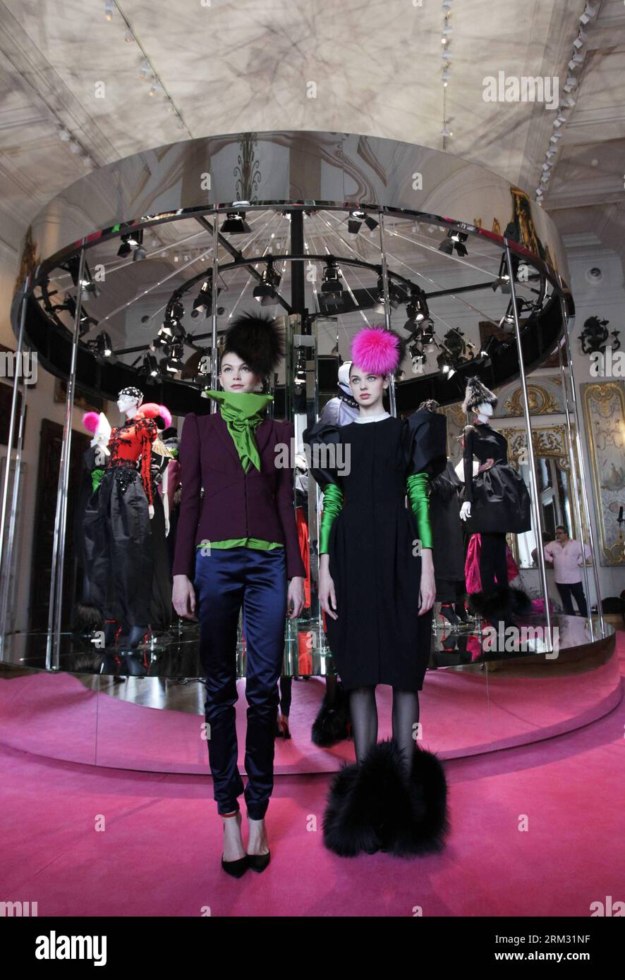 Bildnummer: 59927276 Datum: 01.07.2013 Copyright: imago/Xinhua Modelle espone creazioni dello stilista francese Christian Lacroix per la casa di moda italiana Elsa Schiaparelli a Parigi, Francia, 1 luglio 2013. (Xinhua/Gao Jing) (dzl) FRANCE-PARIS-FASHION-HAUTE COUTURE-SCHIAPARELLI PUBLICATIONxNOTxINxCHN Kultur Entertainment Mode Modewoche Modenschau xas x0x 2013 hoch premiumd 59927276 Data 01 07 2013 Copyright Imago XINHUA Models display Creations di stilisti francesi Christian Lacroix per Italian Fashion House Elsa Schiaparelli a Parigi Francia 1 luglio 2013 XINHUA Gao Jing dzl Franc Foto Stock