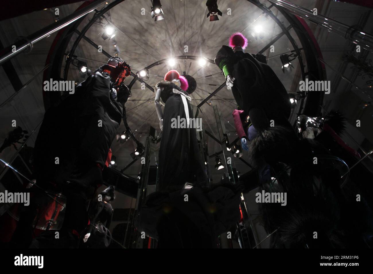 Bildnummer: 59927273 Datum: 01.07.2013 Copyright: imago/Xinhua la foto scattata il 1° luglio 2013 mostra le creazioni dello stilista francese Christian Lacroix per la casa di moda italiana Elsa Schiaparelli a Parigi, Francia. (Xinhua/Gao Jing) (dzl) FRANCE-PARIS-FASHION-HAUTE COUTURE-SCHIAPARELLI PUBLICATIONxNOTxINxCHN Kultur Entertainment Mode Modewoche Modenschau xas x0x 2013 quer premiumd 59927273 Data 01 07 2013 Copyright Imago XINHUA la foto scattata IL 1° luglio 2013 mostra creazioni dei designer di moda francesi Christian Lacroix per la Casa di moda italiana Elsa Schiaparelli a Parigi Francia XINHUA Foto Stock