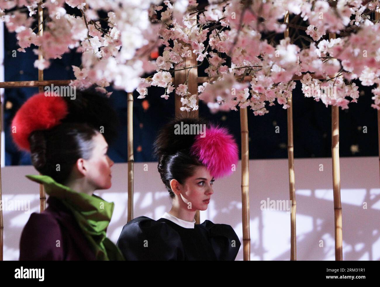 Bildnummer: 59927265 Datum: 01.07.2013 Copyright: imago/Xinhua Models presentano creazioni dello stilista francese Christian Lacroix per la casa di moda italiana Elsa Schiaparelli a Parigi, Francia, 1 luglio 2013. (Xinhua/Gao Jing) (dzl) FRANCE-PARIS-FASHION-HAUTE COUTURE-SCHIAPARELLI PUBLICATIONxNOTxINxCHN Kultur Entertainment Mode Modewoche Modenschau xas x0x 2013 quer premiumd 59927265 Data 01 07 2013 Copyright Imago XINHUA Models Present Creations by French Fashion Designers Christian Lacroix for Italian Fashion House Elsa Schiaparelli a Parigi Francia 1 luglio 2013 XINHUA Gao Jing dzl Franc Foto Stock