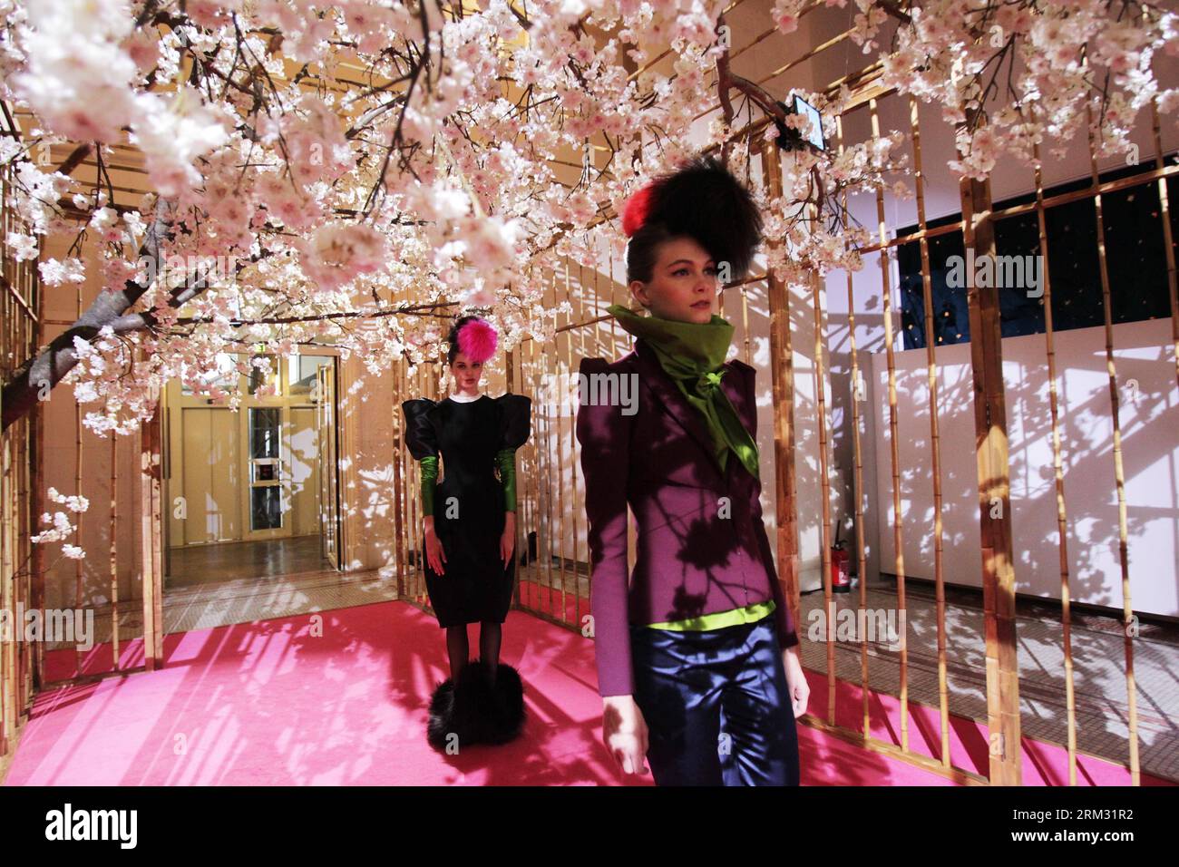 Bildnummer: 59927269 Datum: 01.07.2013 Copyright: imago/Xinhua Models presentano creazioni dello stilista francese Christian Lacroix per la casa di moda italiana Elsa Schiaparelli a Parigi, Francia, 1 luglio 2013. (Xinhua/Gao Jing) (dzl) FRANCE-PARIS-FASHION-HAUTE COUTURE-SCHIAPARELLI PUBLICATIONxNOTxINxCHN Kultur Entertainment Mode Modewoche Modenschau xas x0x 2013 quer premiumd 59927269 Data 01 07 2013 Copyright Imago XINHUA Models Present Creations by French Fashion Designers Christian Lacroix for Italian Fashion House Elsa Schiaparelli a Parigi Francia 1 luglio 2013 XINHUA Gao Jing dzl Franc Foto Stock