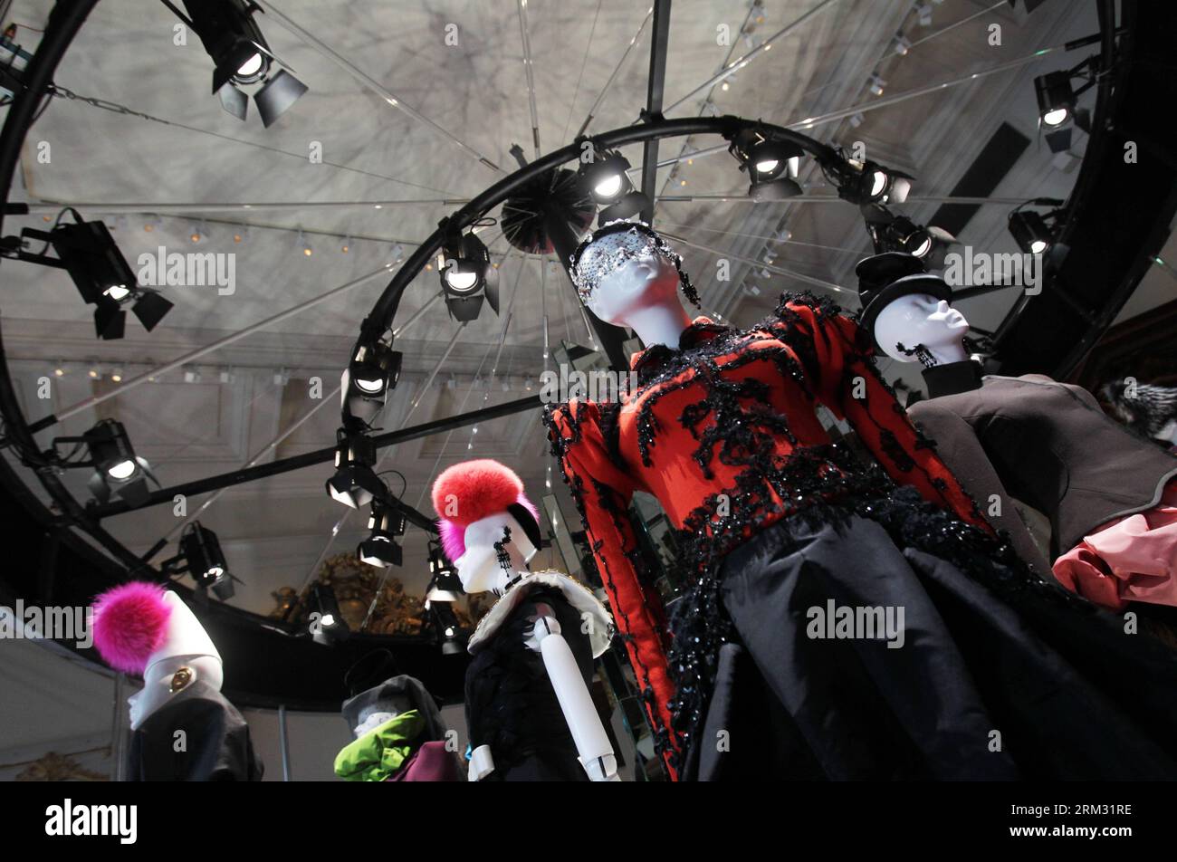 Bildnummer: 59927278 Datum: 01.07.2013 Copyright: imago/Xinhua la foto scattata il 1° luglio 2013 mostra le creazioni dello stilista francese Christian Lacroix per la casa di moda italiana Elsa Schiaparelli a Parigi, Francia. (Xinhua/Gao Jing) (dzl) FRANCE-PARIS-FASHION-HAUTE COUTURE-SCHIAPARELLI PUBLICATIONxNOTxINxCHN Kultur Entertainment Mode Modewoche Modenschau xas x0x 2013 quer premiumd 59927278 Data 01 07 2013 Copyright Imago XINHUA la foto scattata IL 1° luglio 2013 mostra creazioni dei designer di moda francesi Christian Lacroix per la Casa di moda italiana Elsa Schiaparelli a Parigi Francia XINHUA Foto Stock