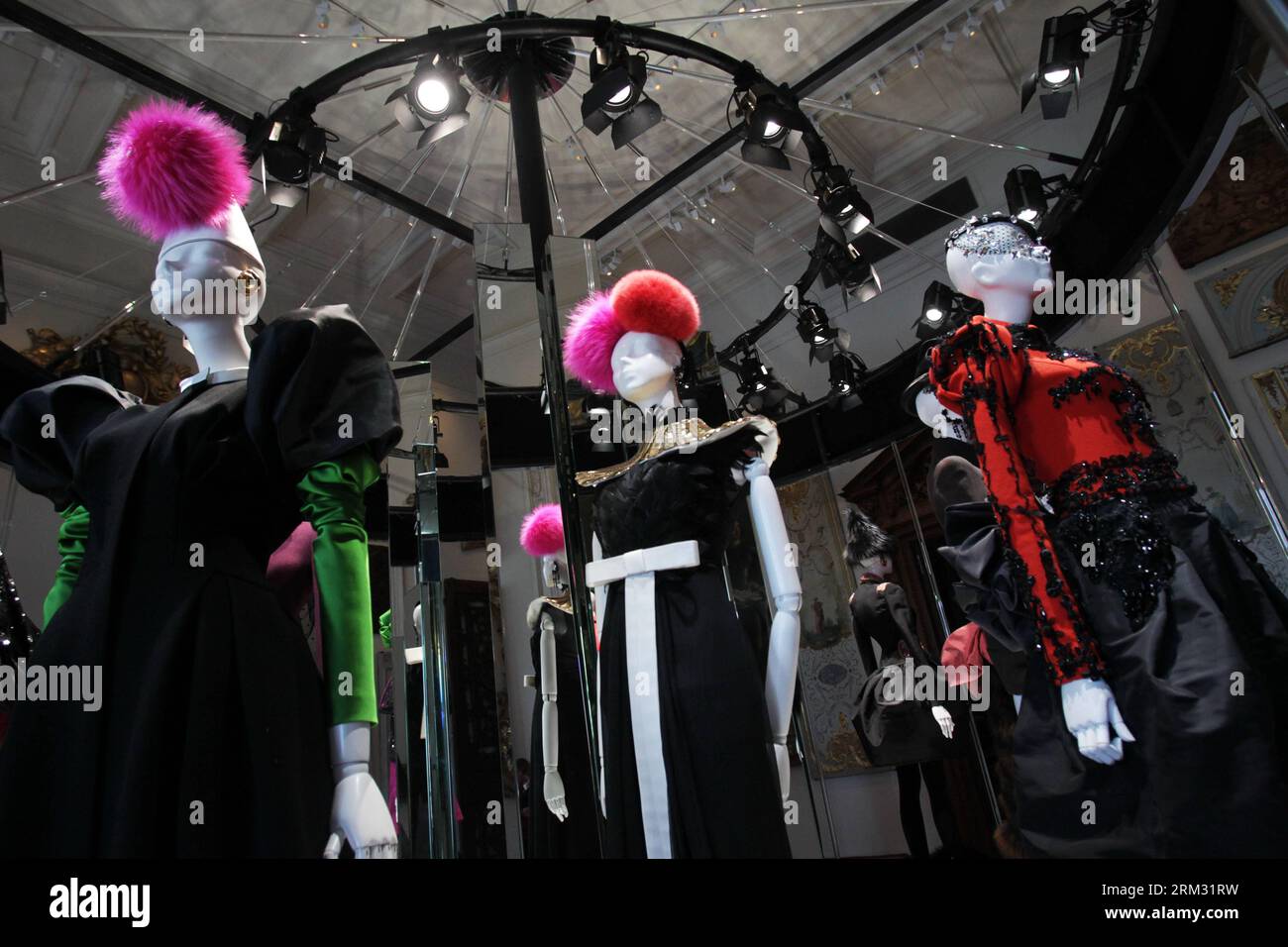 Bildnummer: 59927277 Datum: 01.07.2013 Copyright: imago/Xinhua la foto scattata il 1° luglio 2013 mostra le creazioni dello stilista francese Christian Lacroix per la casa di moda italiana Elsa Schiaparelli a Parigi, Francia. (Xinhua/Gao Jing) (dzl) FRANCE-PARIS-FASHION-HAUTE COUTURE-SCHIAPARELLI PUBLICATIONxNOTxINxCHN Kultur Entertainment Mode Modewoche Modenschau xas x0x 2013 quer premiumd 59927277 Data 01 07 2013 Copyright Imago XINHUA la foto scattata IL 1° luglio 2013 mostra creazioni dei designer di moda francesi Christian Lacroix per la Casa di moda italiana Elsa Schiaparelli a Parigi Francia XINHUA Foto Stock