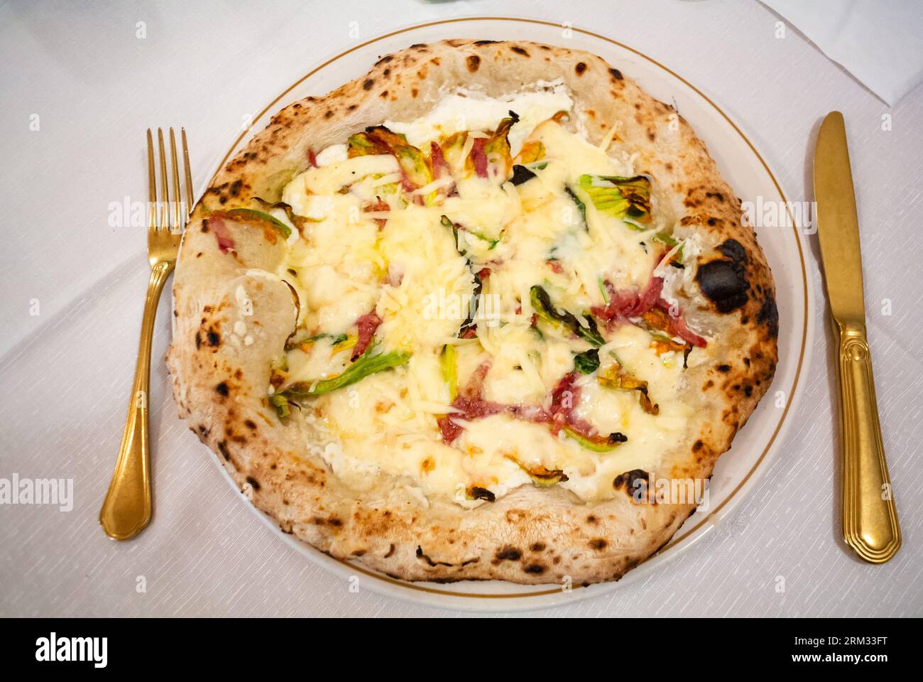 Napoli, città metropolitana di Napoli, Italia, Pizza con fiori di zucchine e prosciutti. Foto Stock