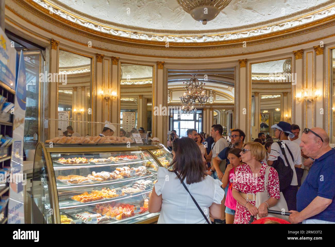 Napoli, città metropolitana di Napoli, Italia, turisti in un Gran caffè Gambrinus che è una tradizionale caffetteria napoletana situata Foto Stock