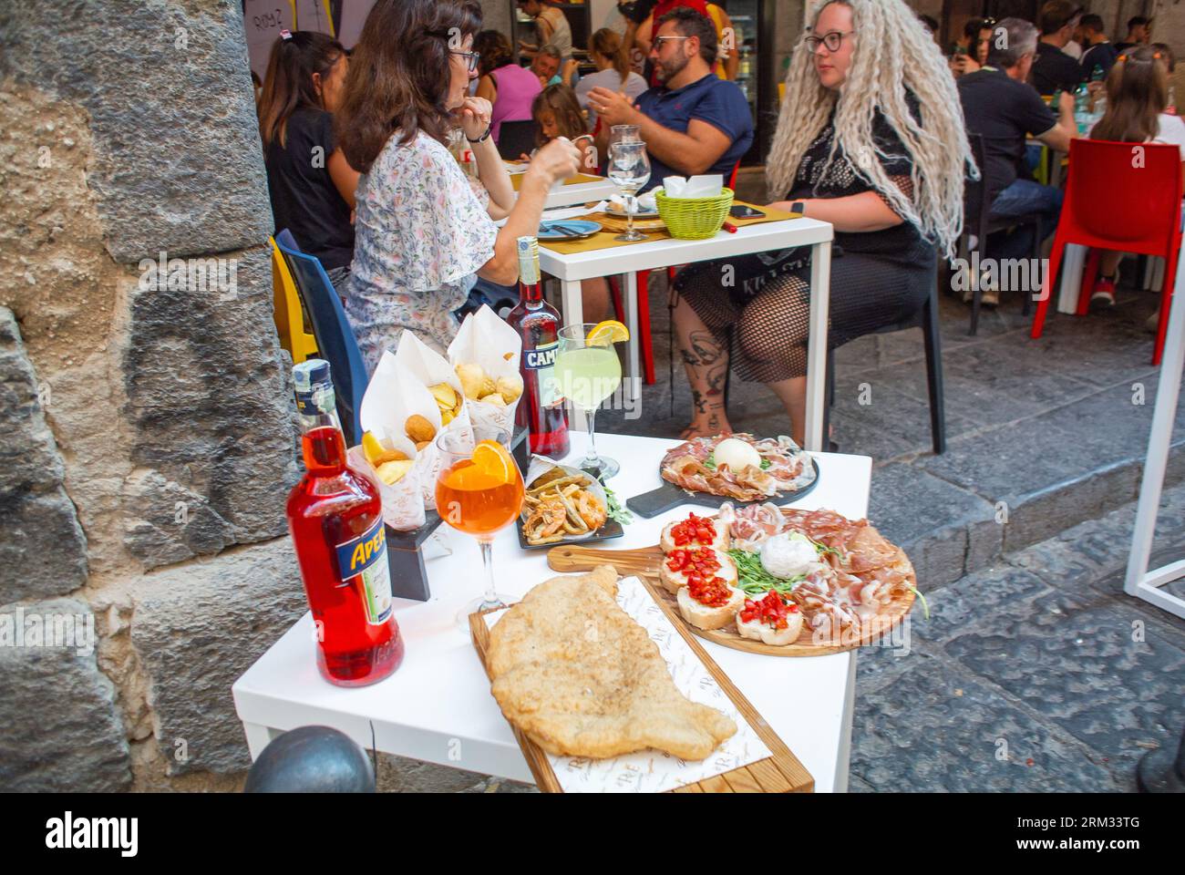 Napoli, città metropolitana di Napoli, Italia, persone in una terrazza di Pizzeria nel Centro strico di Napoli. Foto Stock