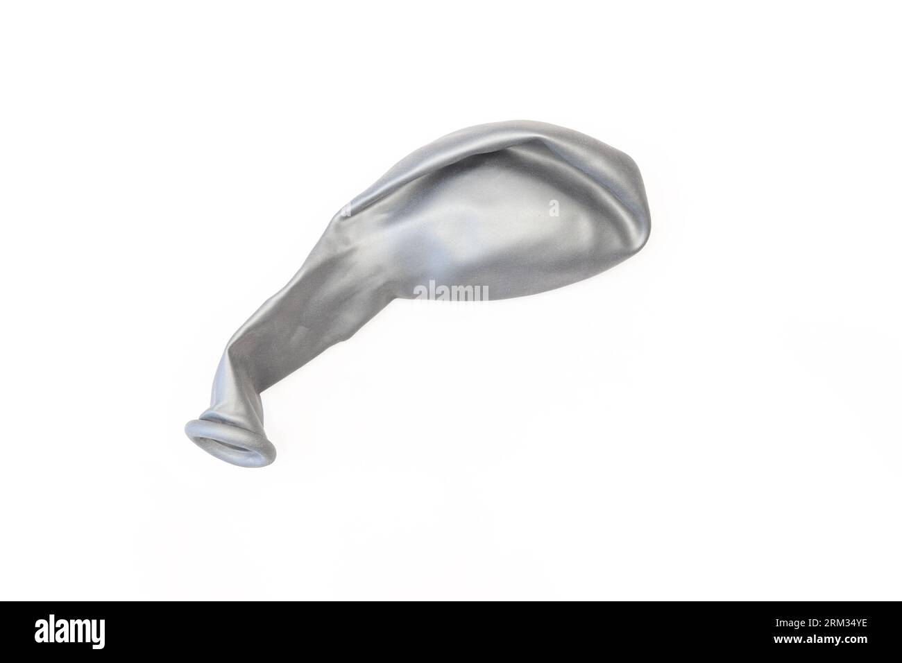 Palloncino grigio decorativo singolo sgonfio isolato su sfondo bianco. Foto Stock