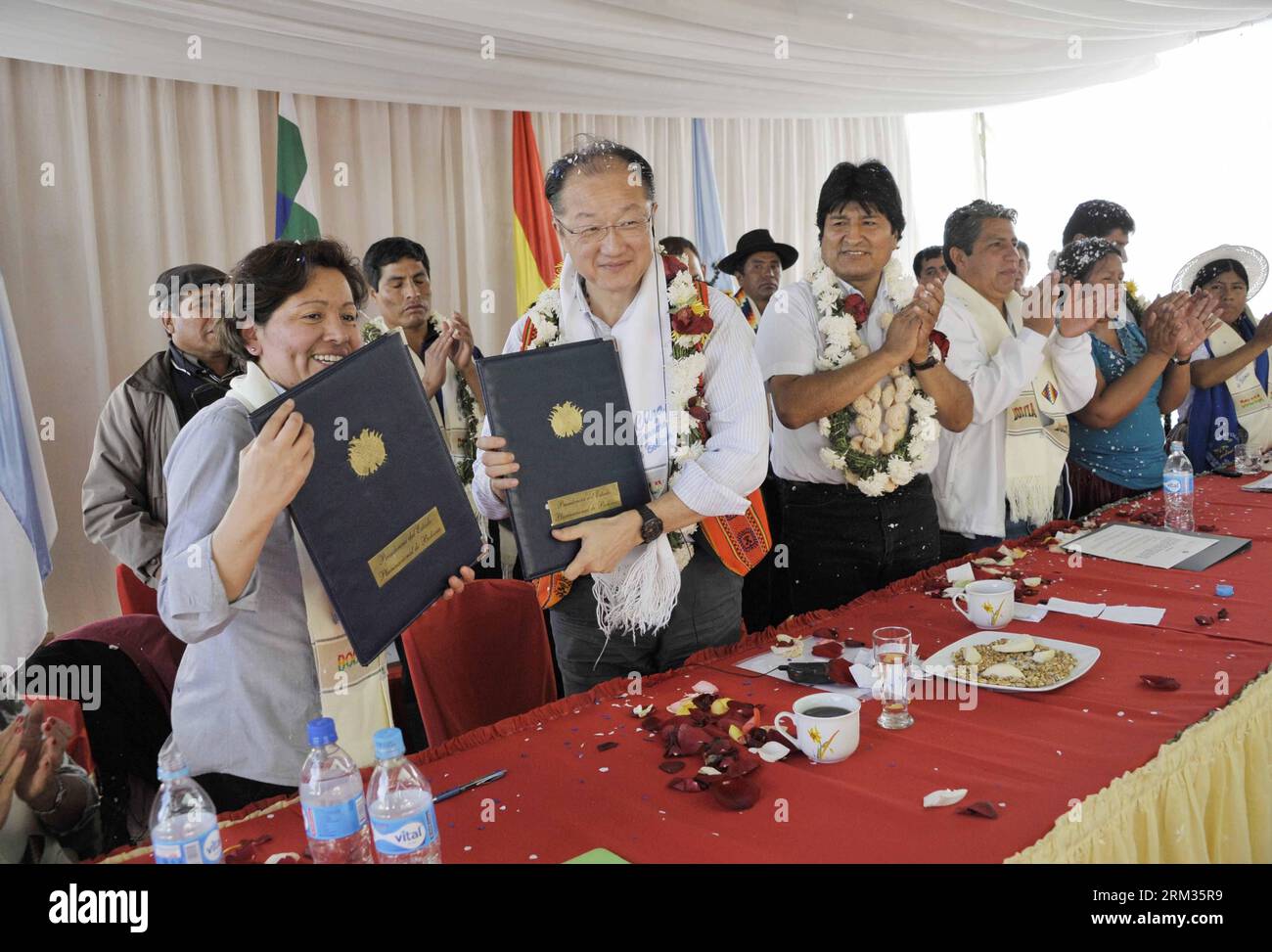 Bildnummer: 60030401 Datum: 06.07.2013 Copyright: Il presidente della Bolivia imago/Xinhua Evo Morales (fronte III L) e il presidente della Banca Mondiale Jim Yong Kim (fronte II L) partecipano alla firma dell'accordo di intesa tra la Banca Mondiale e la Bolivia, durante l'inaugurazione del programma PAR, nella città di Cliza, nel dipartimento di Cochabamba, Bolivia, il 6 luglio 2013. Jim Yong Kim è in visita ufficiale in Bolivia. (Xinhua/Freddy Zarco/ABI) BOLIVIA-COCHABAMBA-WORLD BANK PUBLICATIONxNOTxINxCHN people xas x0x 2013 quer premiumd 60030401 Data 06 07 2013 Copyright Imago Foto Stock