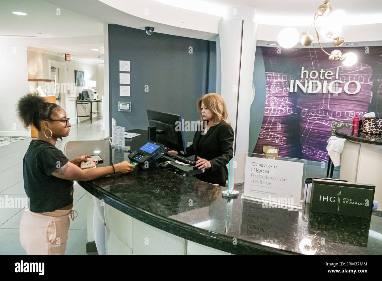 Jacksonville Florida,Tapestry Park,Hotel Indigo Jacksonville-Deerwood Park,donna donna donna donna donna donna,adulto,afroamericano,etnia etnica,minoranza,check Foto Stock