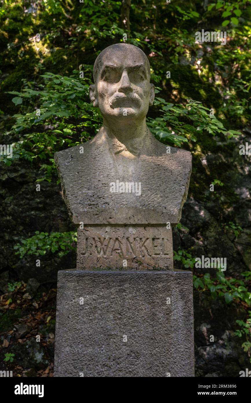 Busto di Jindřich Wankel, paleontologo e archeologo ceco, che esplorò i sistemi di grotte legate al fiume Punkva nel Carso Moravo. Foto Stock