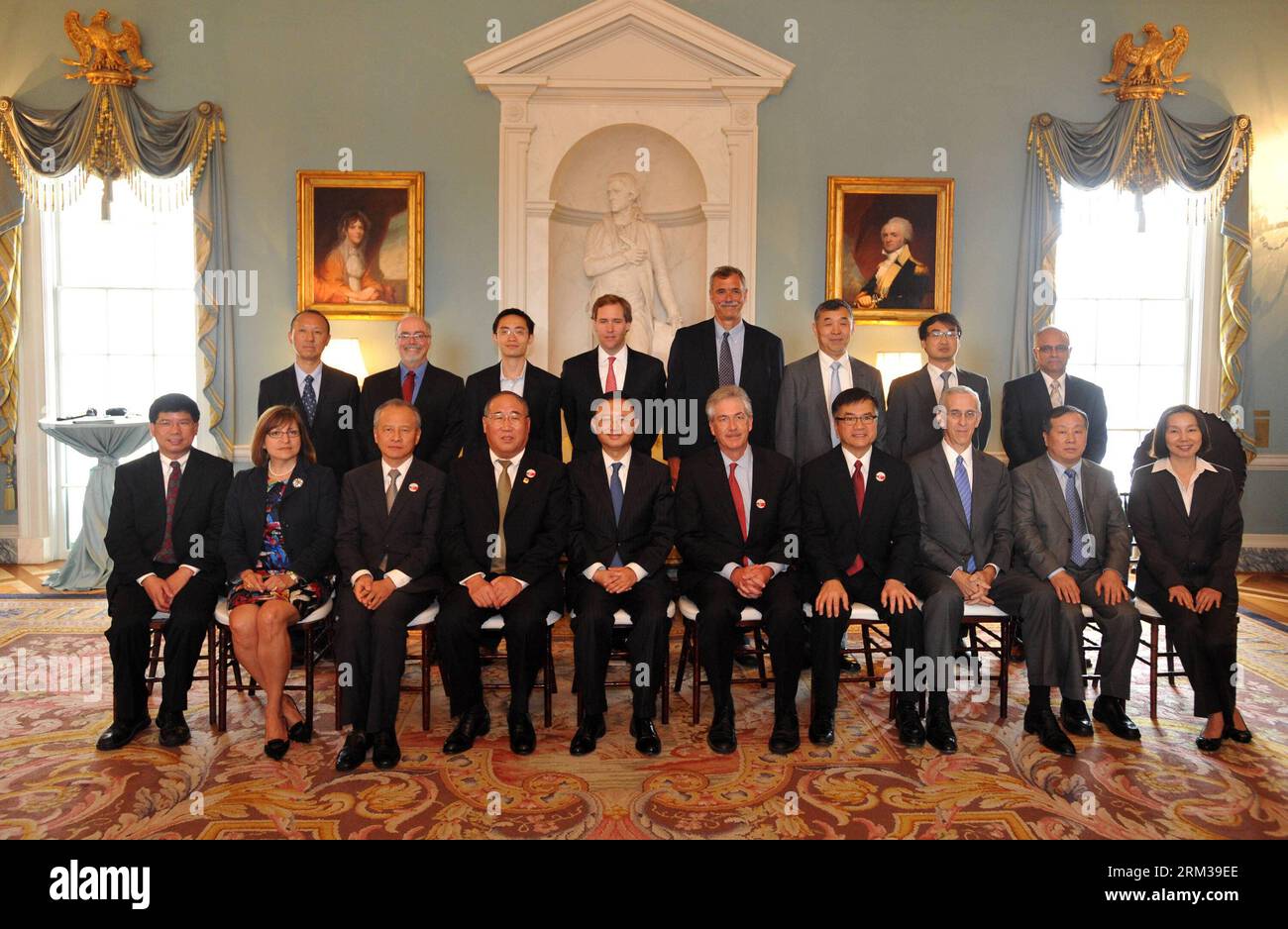Bildnummer: 60114631 Datum: 11.07.2013 Copyright: imago/Xinhua WASHINGTON, 11 luglio 2013 - rappresentanti di imprenditori cinesi e statunitensi posano per una foto di gruppo con Yang Jiechi (5th L, Front), Consigliere di Stato cinese e rappresentante speciale del presidente cinese Xi Jinping, e vice segretario di Stato degli Stati Uniti William Burns (6th L, Front) durante una cerimonia di firma della Cina-Stati Uniti Programma EcoPartnership a Washington, Stati Uniti, 11 luglio 2013. La Cina e gli Stati Uniti giovedì hanno ampliato il loro programma EcoPartnership con la firma di sei nuove partnership a redu Foto Stock
