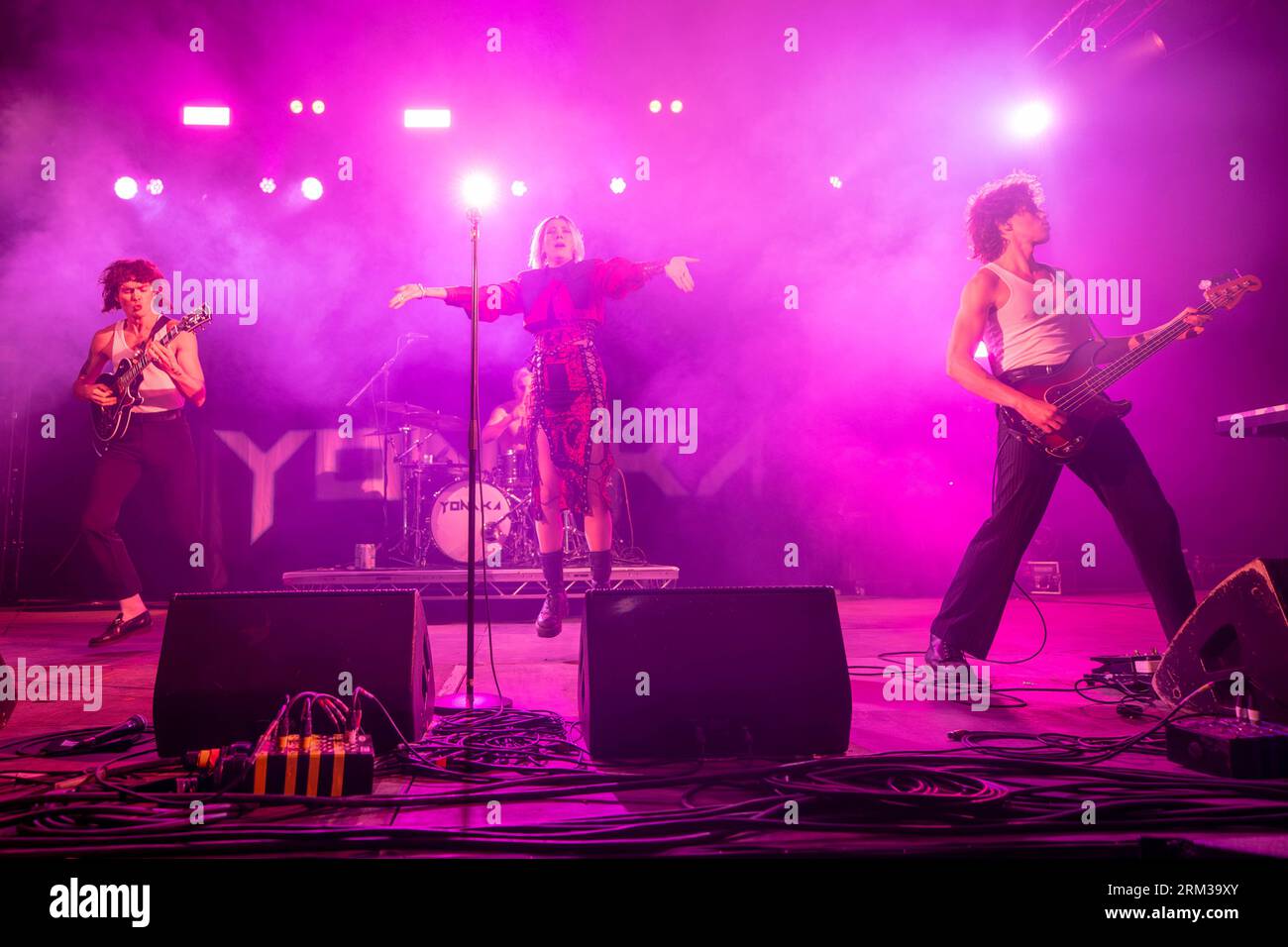 Leeds, Regno Unito. Sabato 26 agosto 2023 Yonaka sono Theresa Jarvis alla voce, George Edwards alla chitarra, Alex Crosby al basso e alle tastiere e Robert Mason alla batteria che si esibisce al Leeds Festival 2023 a Bramham Park © Jason Richardson / Alamy Live News Foto Stock