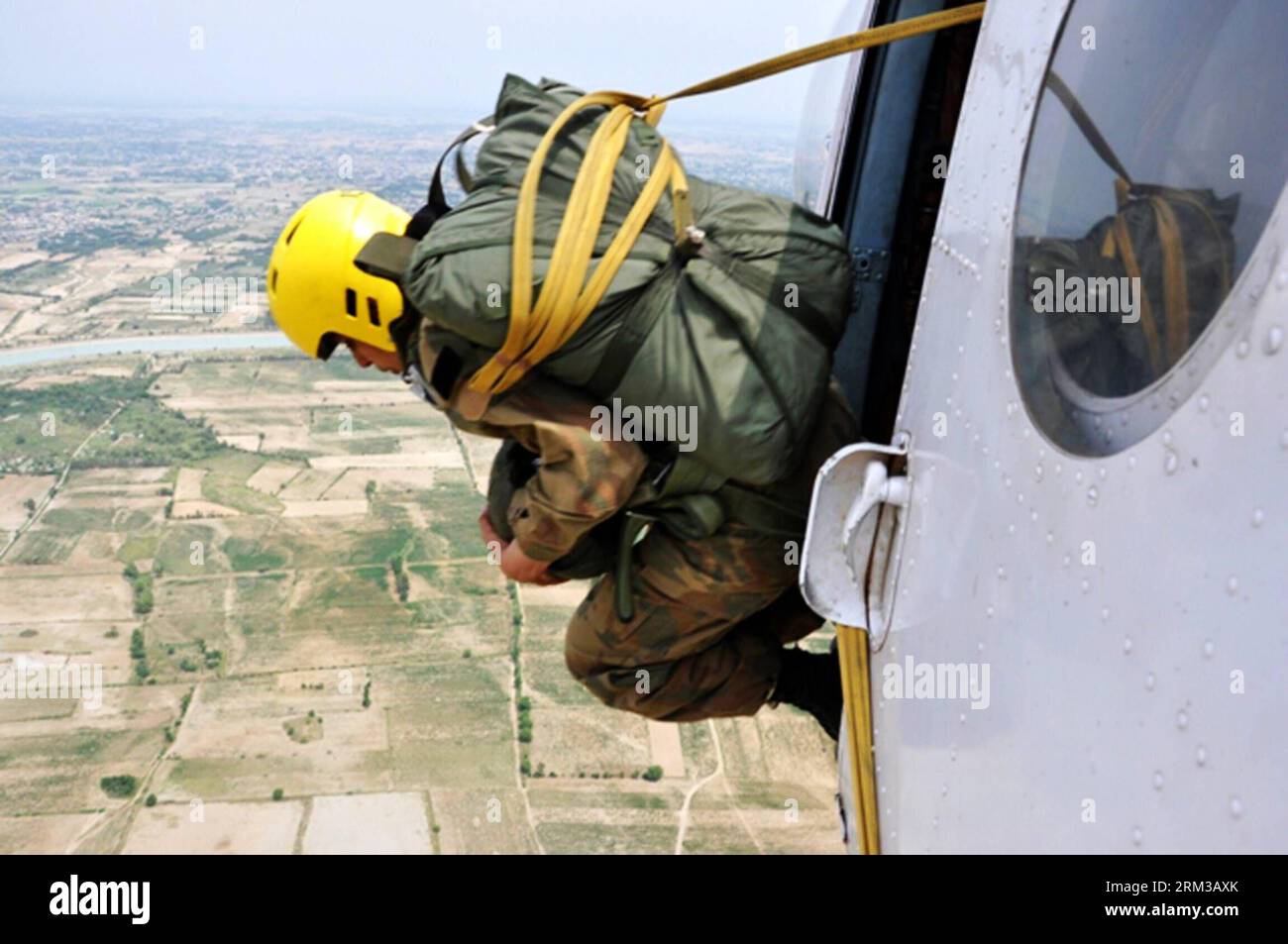 Bildnummer: 60122393 Datum: 14.07.2013 Copyright: imago/Xinhua (130714) -- PESHAWAR, 14 luglio 2013 (Xinhua) -- foto rilasciata dall'ufficio ISPR (Inter Services Public Relations) del Pakistan il 14 luglio 2013 mostra un ufficiale donna dell'esercito pakistano che salta fuori da un elicottero nel Peshawar del Pakistan nord-ovest. Un totale di 24 ufficiali dell'esercito pakistano completarono con successo 3 settimane di corso Basic Air Borne presso la Para Training School di Peshawar. (Xinhua/ISPR) (syq) PAKISTAN-PESHAWAR-PARATROOPER PUBLICATIONxNOTxINxCHN Gesellschaft Militär Soldat Infanterie Fallschirmspringer Übung Ausbildung x0x xgw 2 Foto Stock