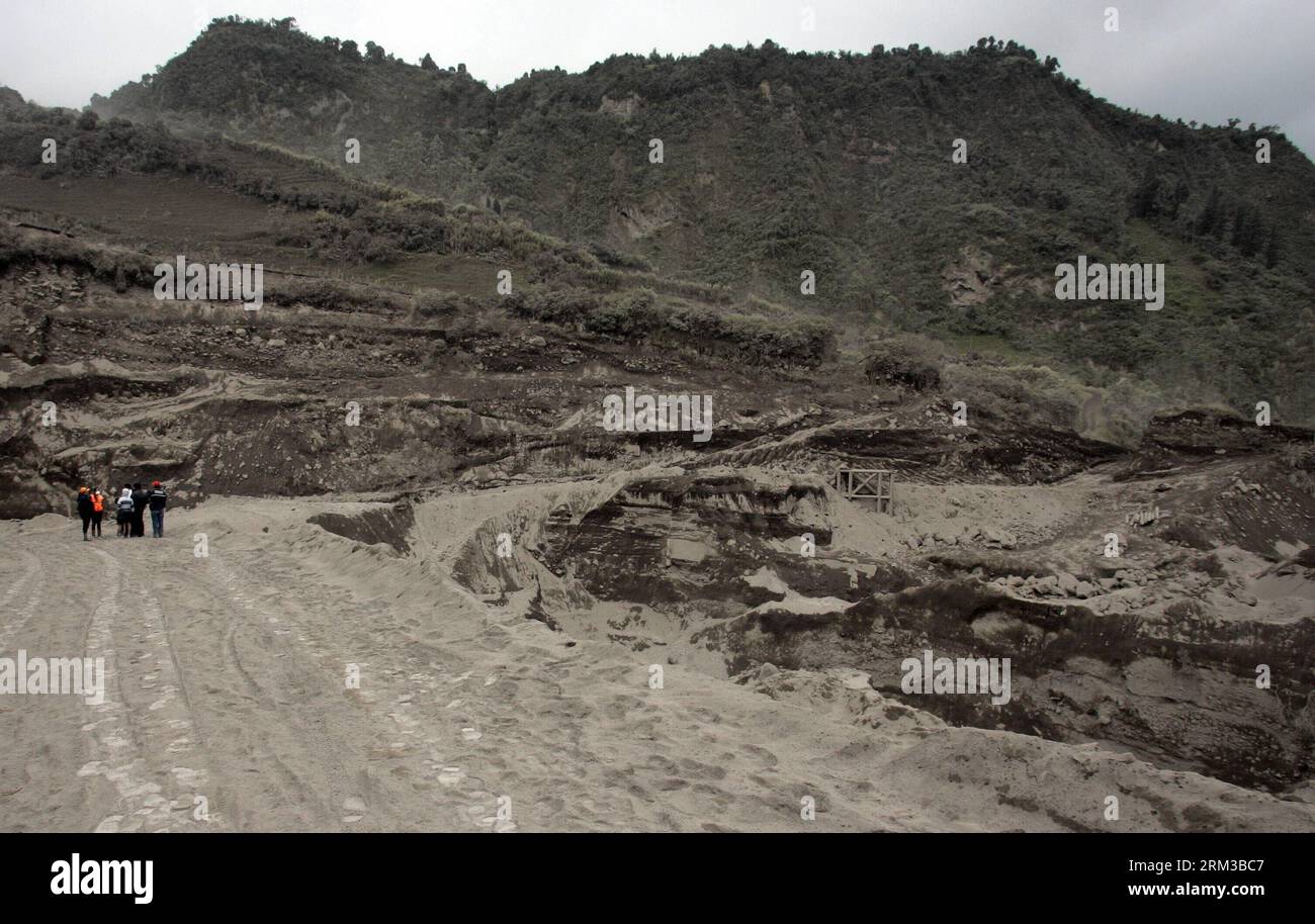 Bildnummer: 60124359 Datum: 14.07.2013 Copyright: imago/Xinhua passeggiata su un sentiero coperto di ceneri vicino al vulcano Tungurahua, nella provincia di Tungurahua, Ecuador, il 14 luglio 2013. Secondo la stampa locale, il Segretariato di Risk Management dell'Ecuador ha dichiarato un allarme arancione in alcune località vicino al vulcano dove diverse famiglie sono state evacuate nei rifugi preparati per l'emergenza. (Xinhua/Str) (rh) (ah) ECUADOR-TUNGURAHUA-AMBIENTE-VULCANO PUBLICATIONxNOTxINxCHN Gesellschaft Untersuchung Vulkan Asche xas x0x 2013 quer premiumd 60124359 Data 14 07 2013 Copyright Imago XINHU Foto Stock